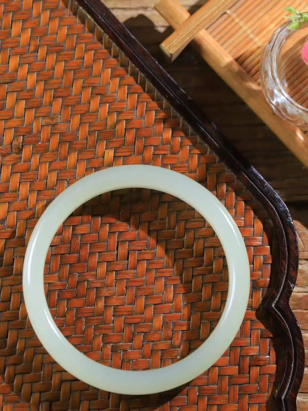 （腕间雅致.手镯）

精品和田玉晴水手镯 质地油润，大气雅致，清风明月潺潺，浮浮洗尽铅华随于心，净于念……重35.8克  尺寸57-10.8-7mm fDL-991252854