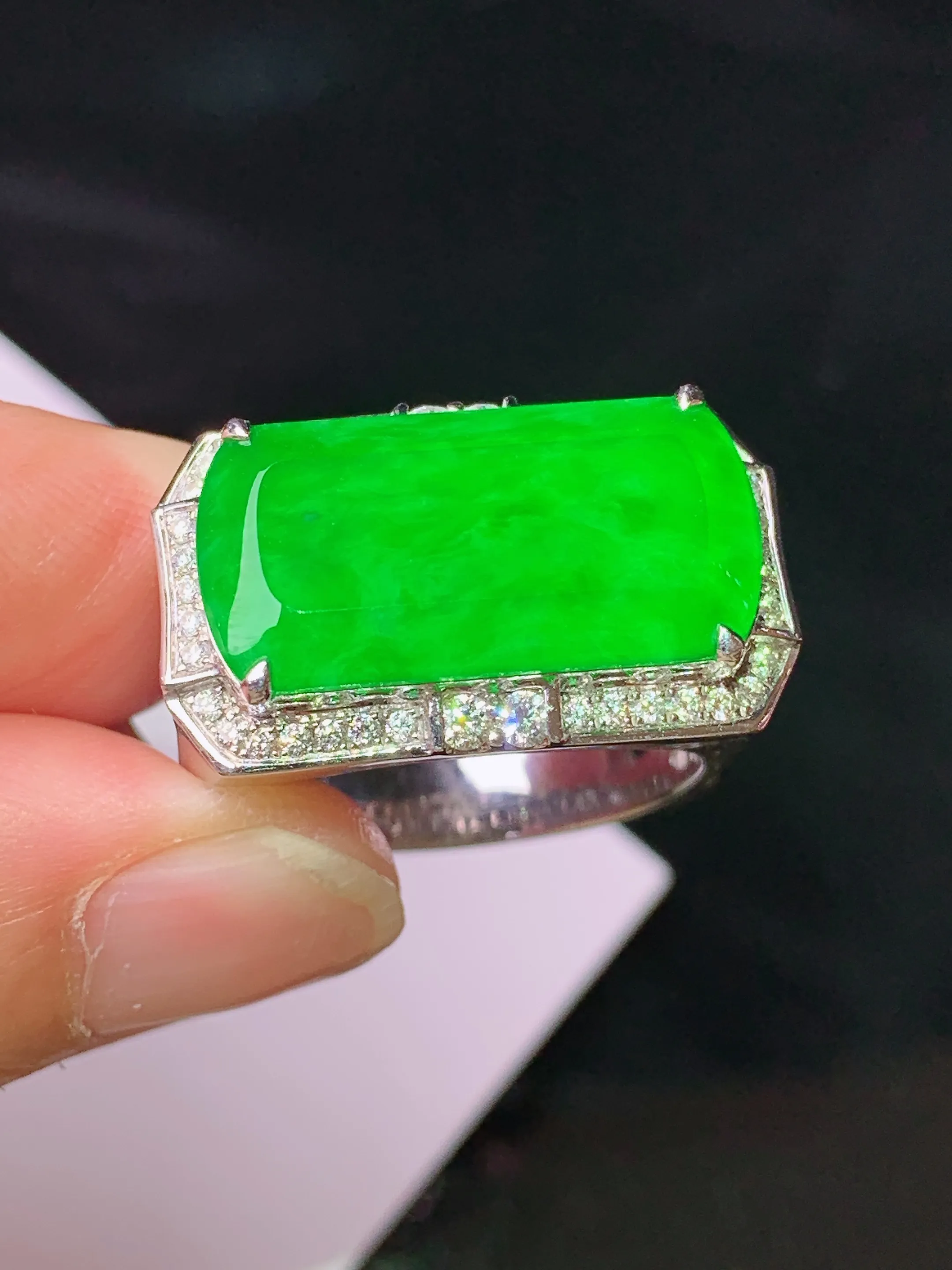 18k金钻镶嵌满绿马鞍戒指 玉质细腻 色泽清新艳丽 圈口19.5 裸石尺寸10.5*20.3*2.5