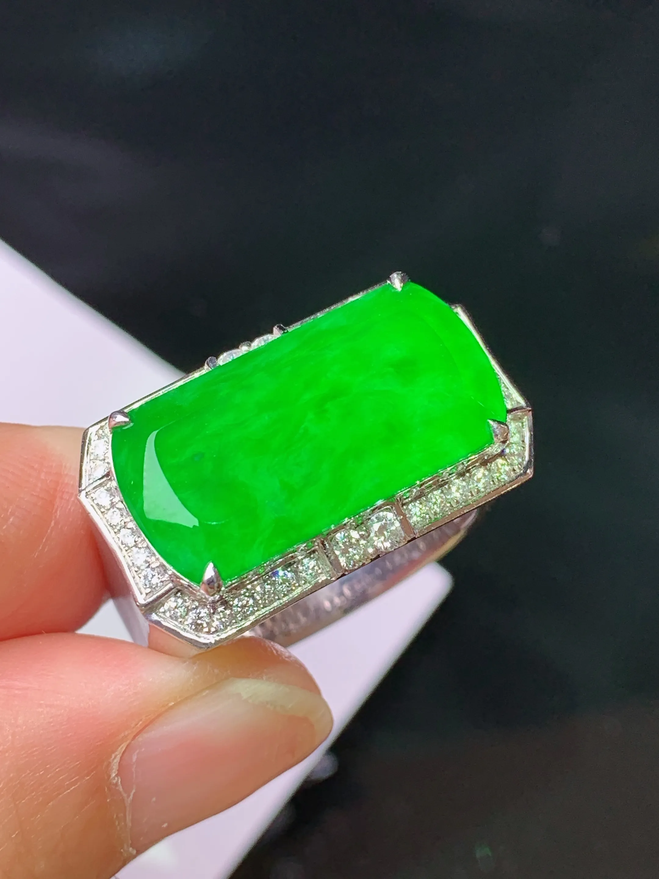 18k金钻镶嵌满绿马鞍戒指 玉质细腻 色泽清新艳丽 圈口19.5 裸石尺寸10.5*20.3*2.5