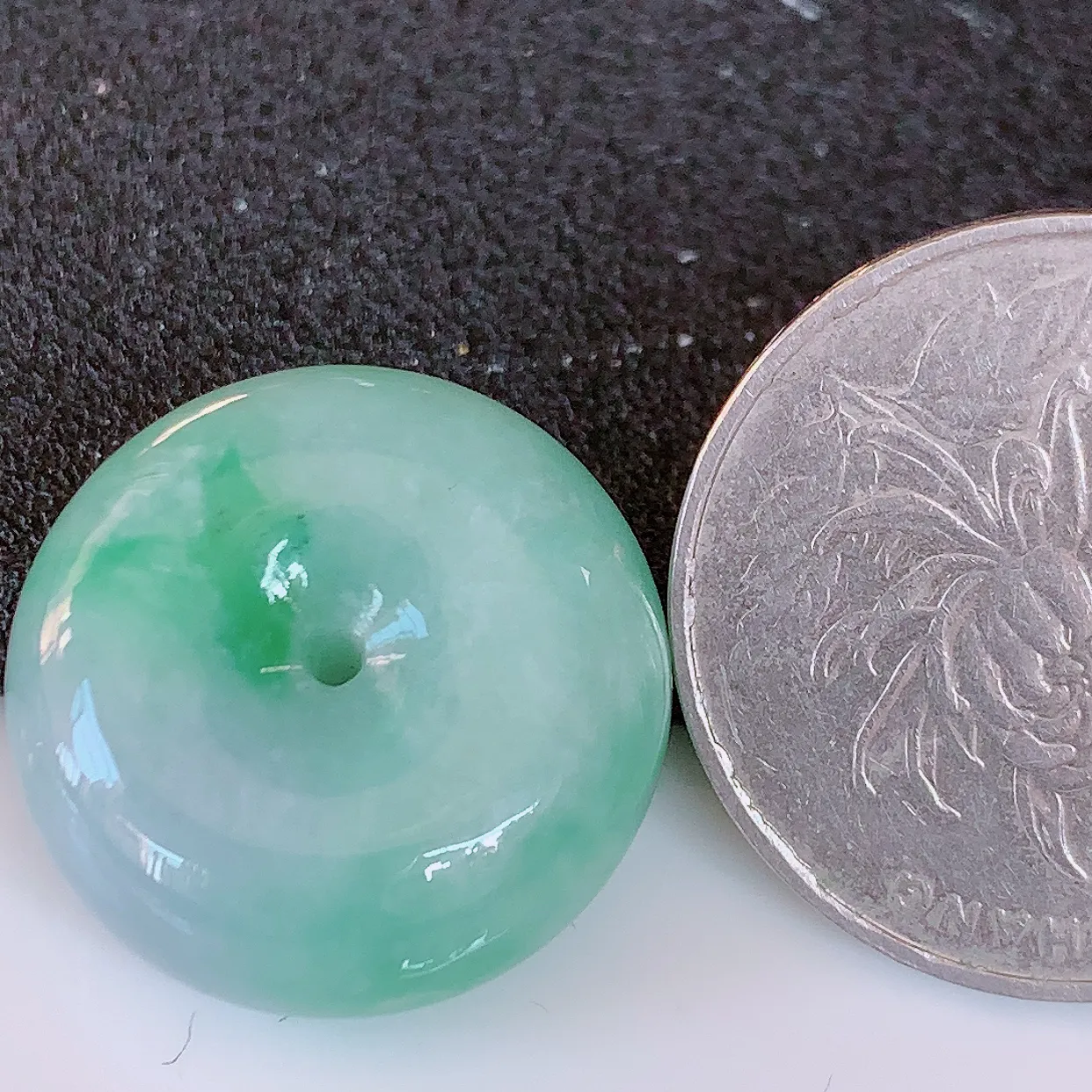 自然光实拍，冰润飘花翡翠平安扣吊坠，翠色灵动，佩戴效果时尚出众，尽显气质，玉质细腻，美感十足。#57.28