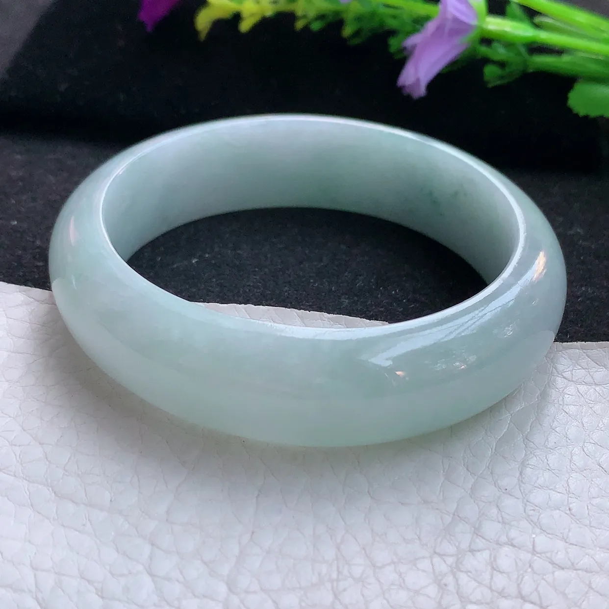 js实拍57*17.8*8轮胎镯 天然翡翠A货手镯水润浅绿底宽边正圈玉镯子