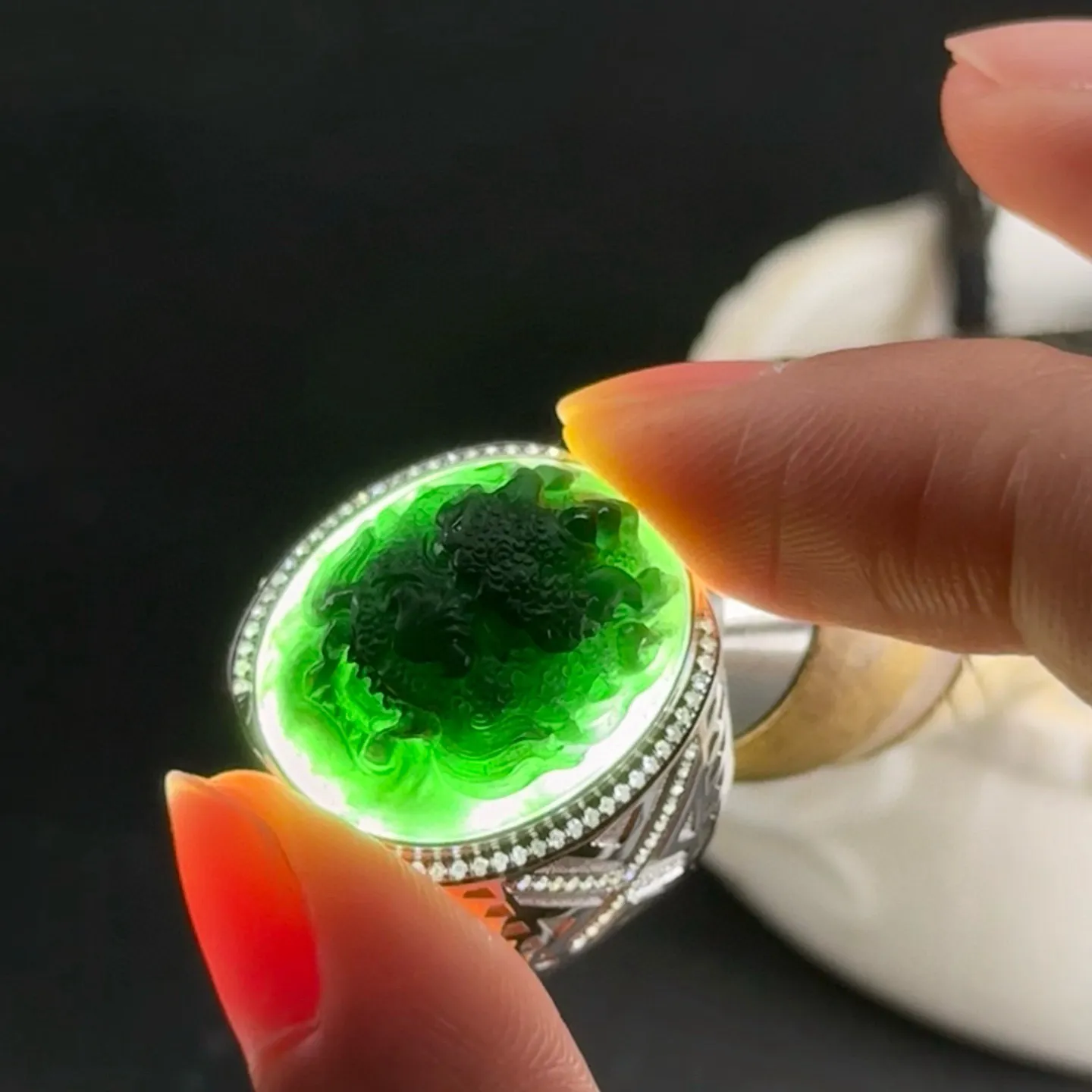 精品墨翠龙头戒面 种好色正 黑度极好 打灯通透 油性十足 尺寸21.5