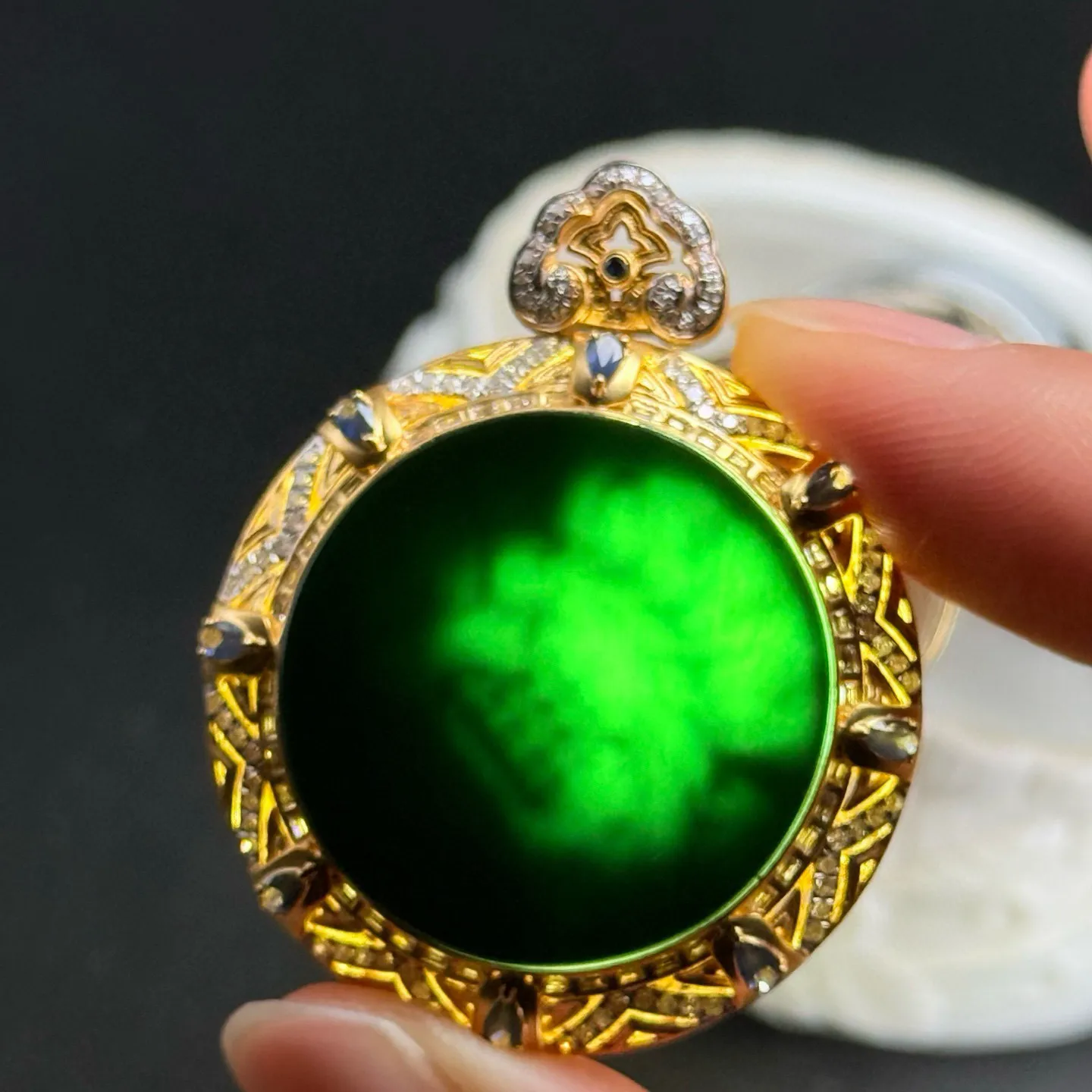 精品18k豪镶墨翠圆牌吊坠 种好色正 黑度极好 打灯通透 油性十足 尺寸41.7