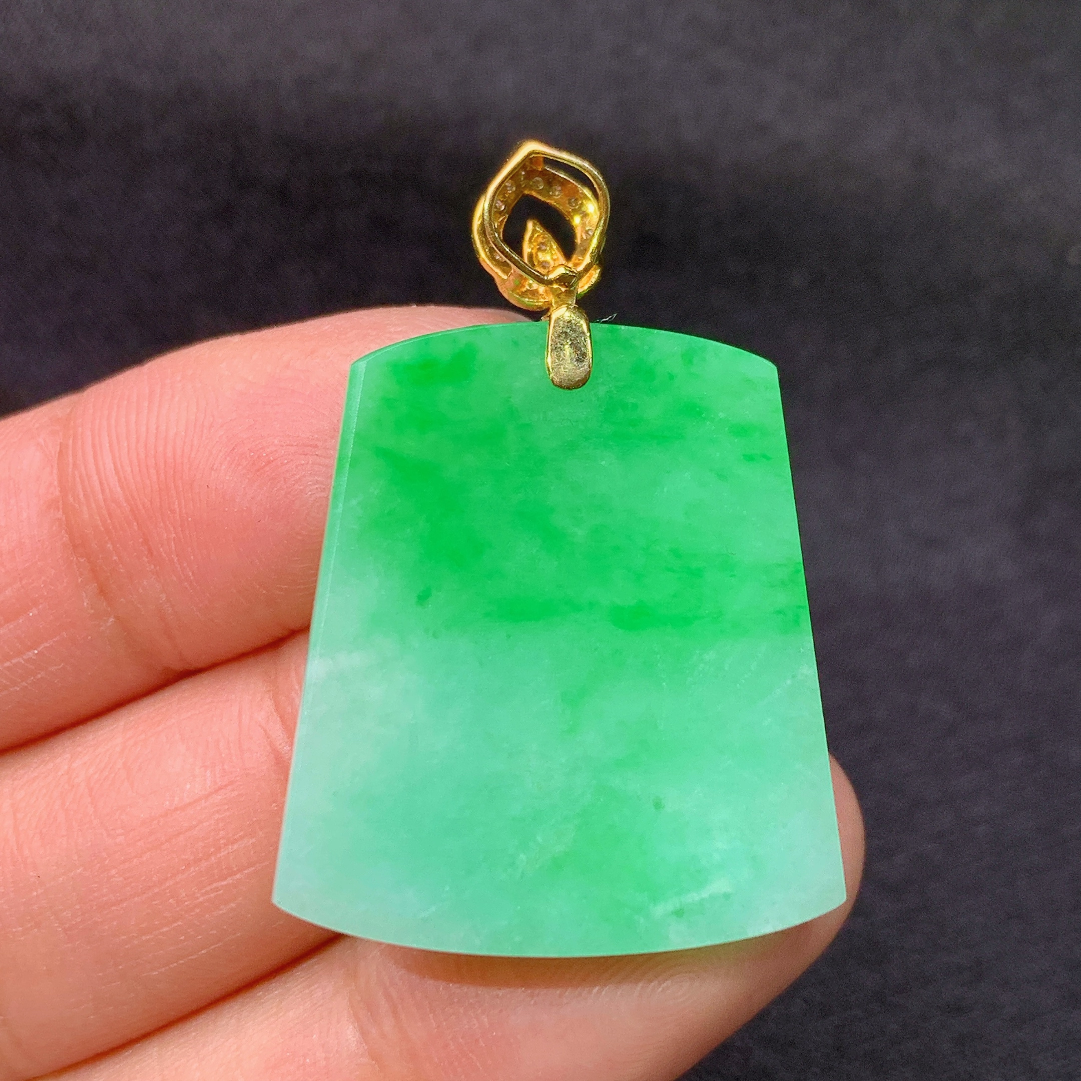 冰阳绿无事牌吊坠，18k金镶嵌，冰润色阳，种老水足，整体尺寸35.5*24.3*3.5