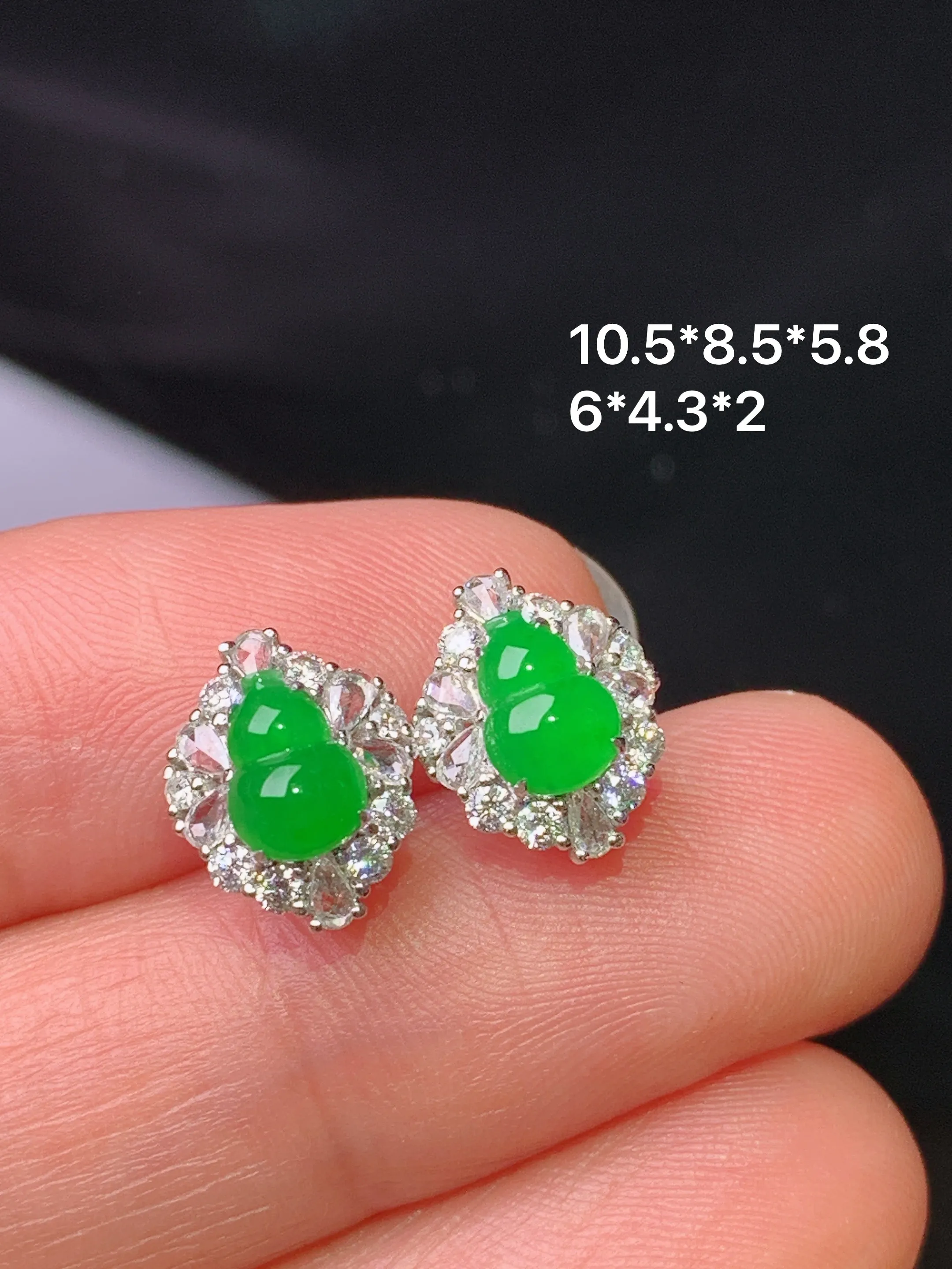 18k金钻镶嵌满绿葫芦耳钉 玉质细腻 色泽清新艳丽 整体尺寸10.5*8.5*5.8