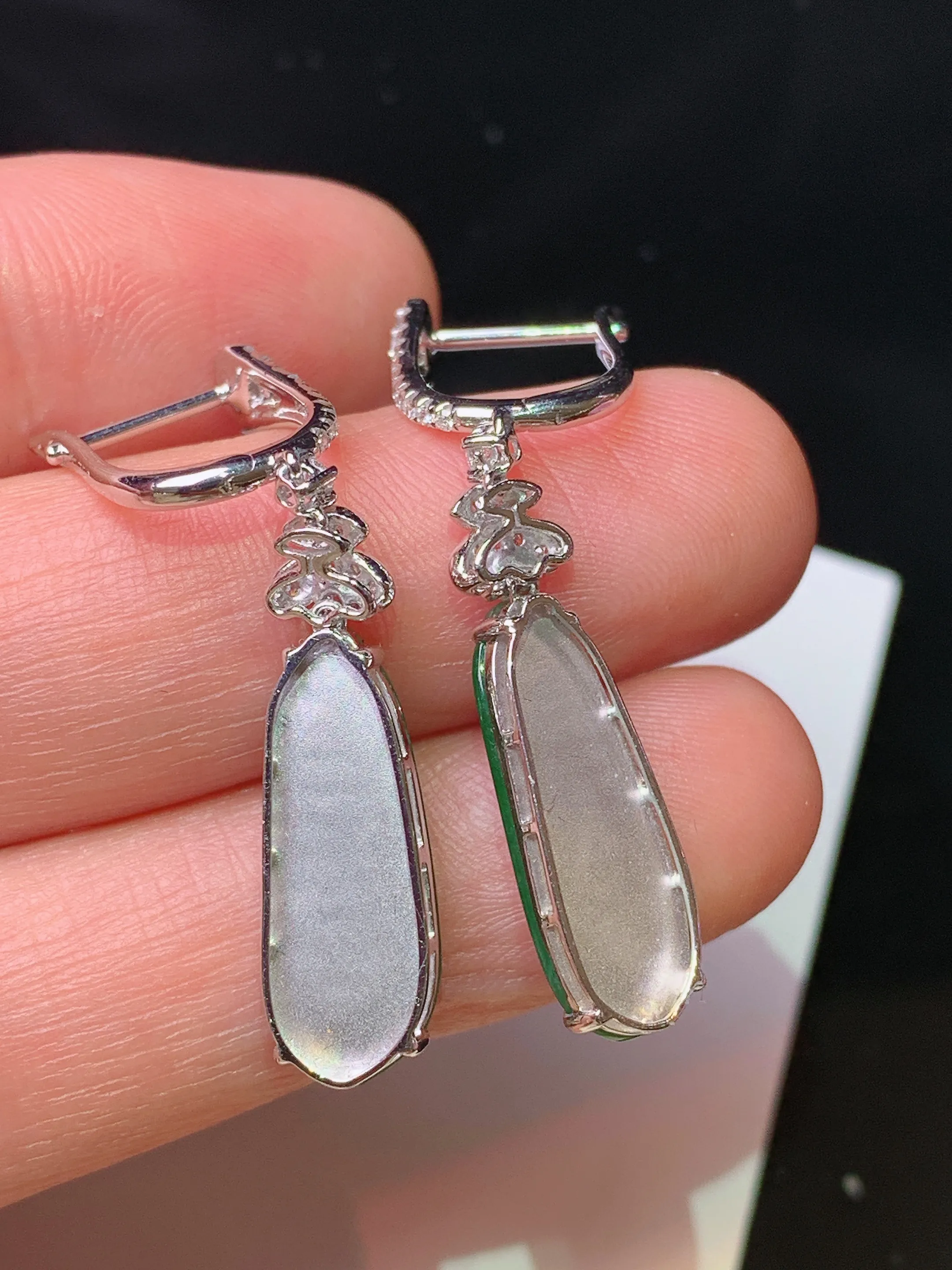 18k金钻镶嵌翠绿四季豆耳坠 玉质细腻 色泽清新艳丽 整体尺寸40*7.5*4.5