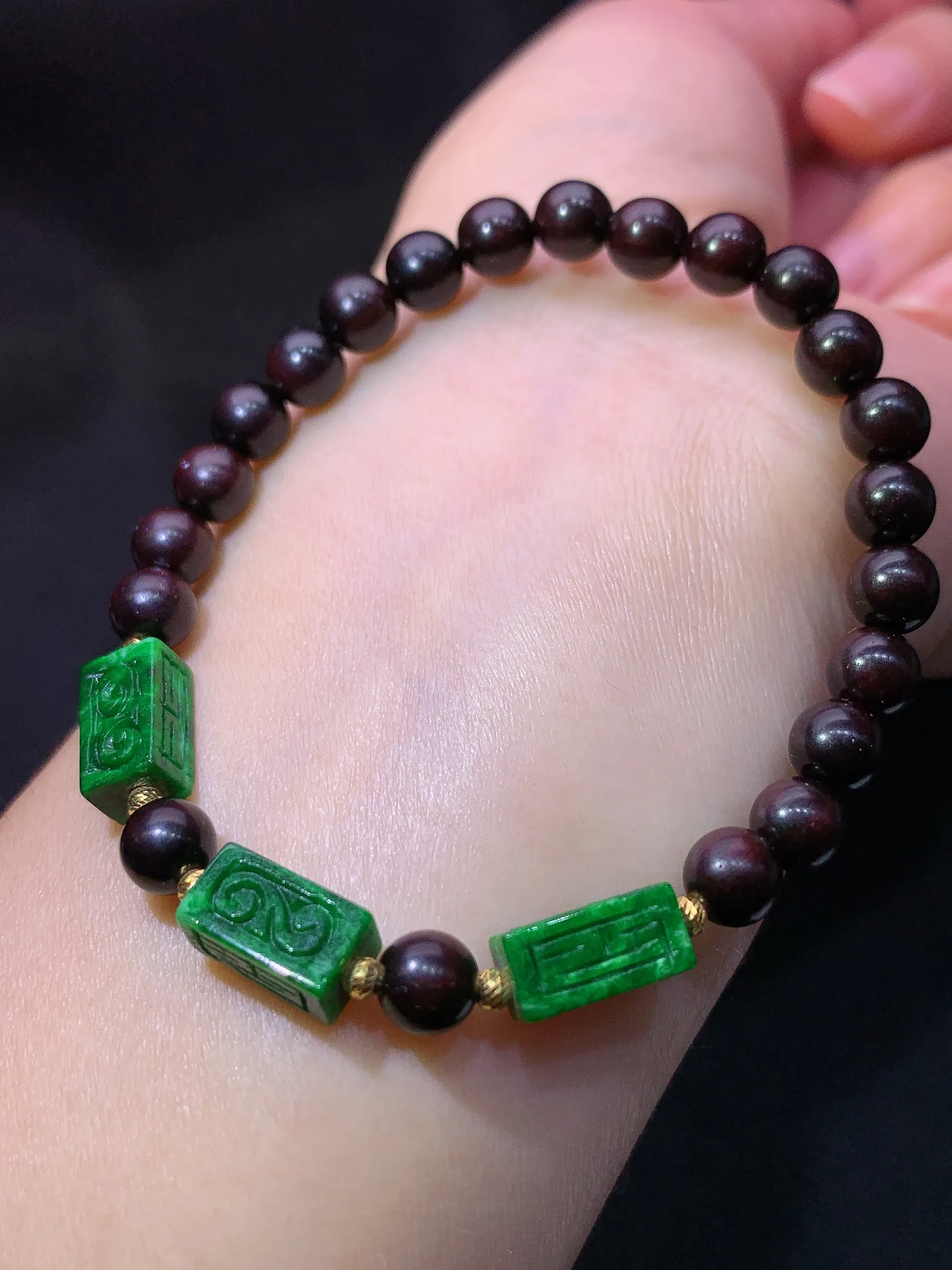 冰阳绿路路通木珠手串，手链，冰润色辣，种老水足，整体尺寸10.5*5.8*5