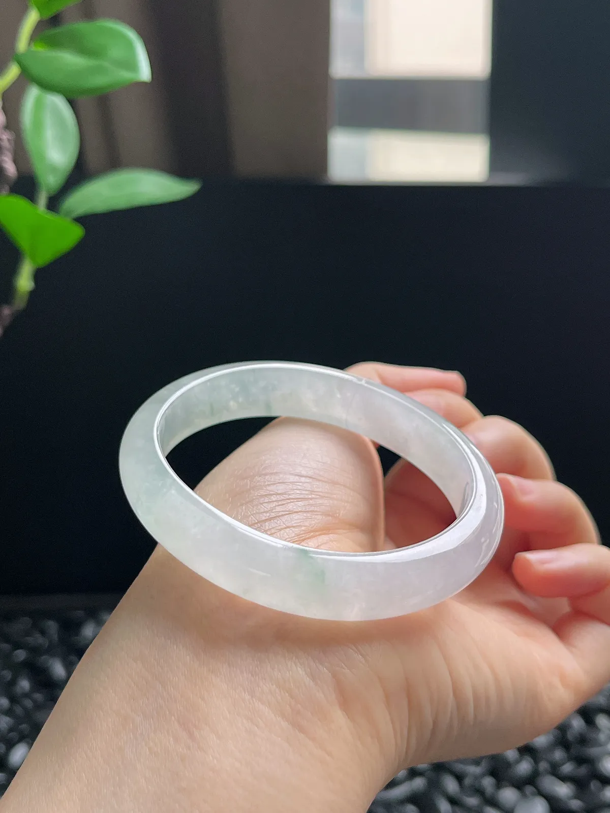 贵妃镯55.8圈口，翡翠冰种飘绿手镯