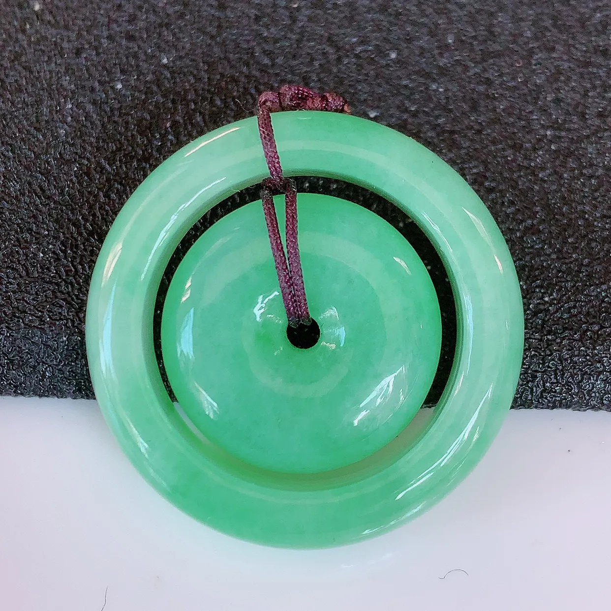 自然光实拍，冰润满绿翡翠平安母子扣吊坠，翠色灵动，佩戴效果时尚出众，尽显气质，玉质细腻，美感十足。#