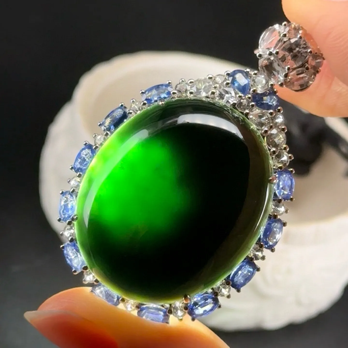 精品18k墨翠蛋面吊坠 种好色正 黑度极好 打灯通透 油性十足  尺寸52.9