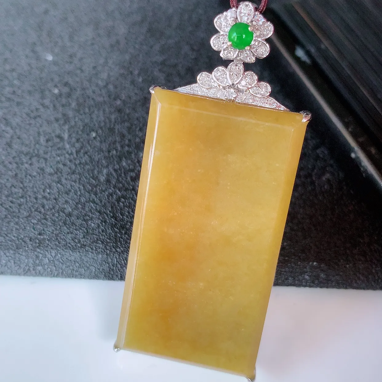 自然光实拍，18K金镶嵌黄翡翡翠平安无事牌吊坠，平平安安，无事牌翠色灵动，佩戴平安时尚！#00.28整体50.5*20.8*6.6裸石37.5*20