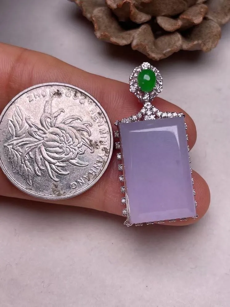 冰糯种紫罗兰无事牌吊坠、真金真钻镶嵌，种水好，玉质细腻 .裸石尺寸 20.0*12.8