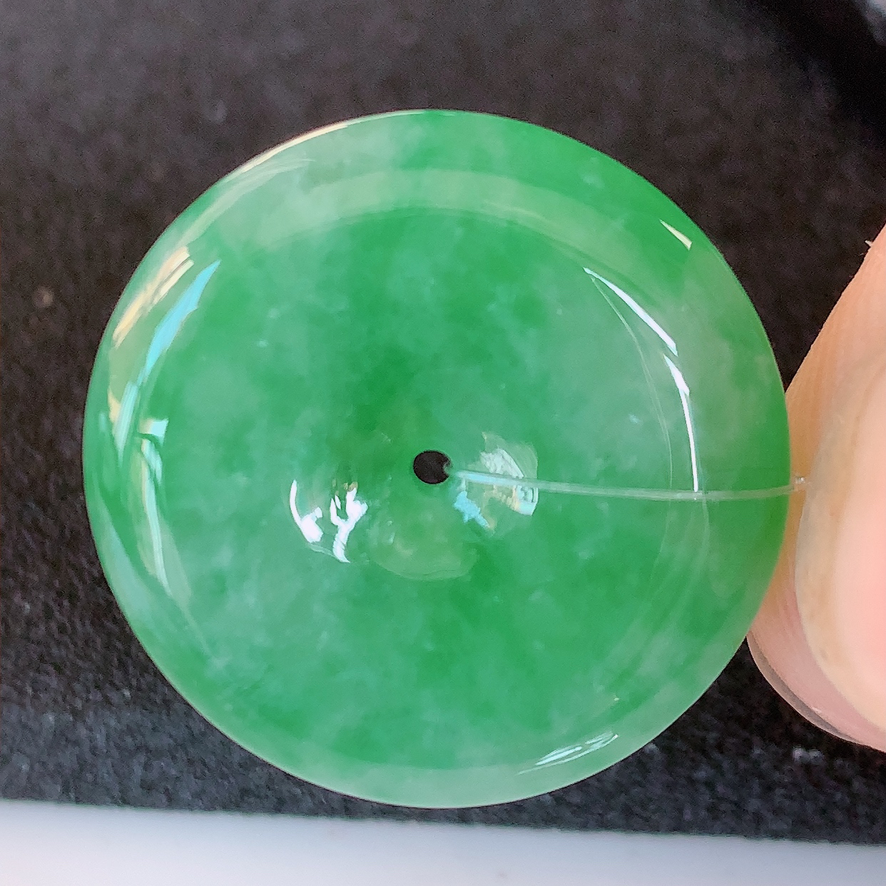 自然光实拍，水润飘绿翡翠平安扣吊坠，品相佳，美感十足，寓意平平安安，平安扣佩戴精美时尚！#49.28