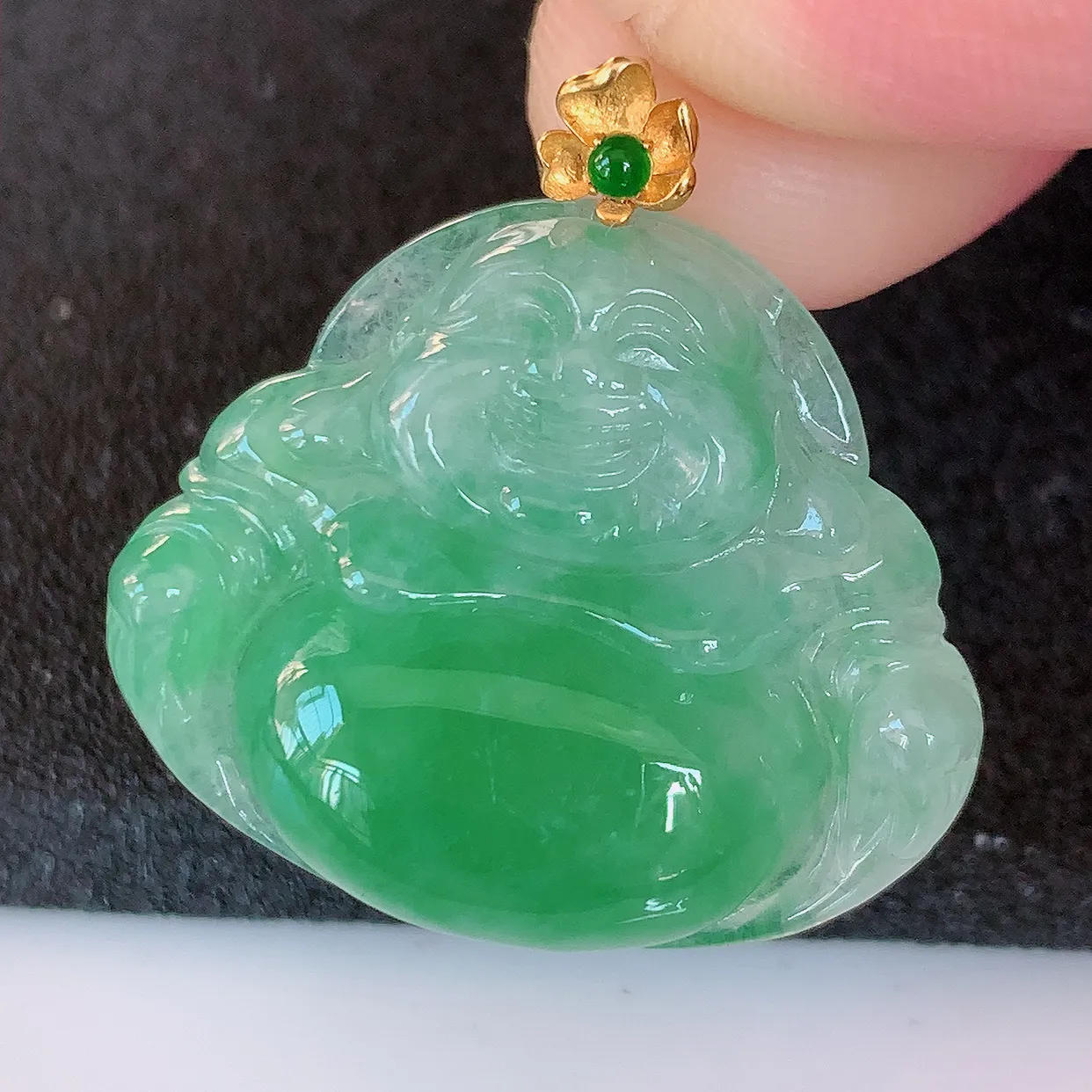 自然光实拍，18K金镶嵌满绿翡翠佛公吊坠，冰透饱满， 佛公亦保平安，寓意有福（佛公）相伴，品相佳，配戴优雅迷人！#49.28整体27.5裸石27.2*23*6