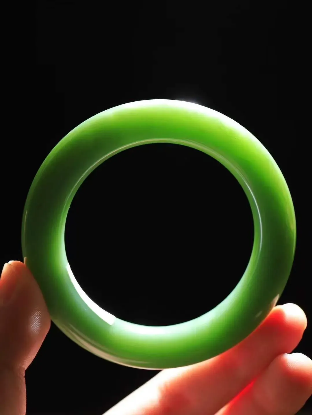 【碧波流转·手镯】

收藏传家级臻品和田玉碧玉圆条手镯，玉质细腻温润，手感舒适，️线条流畅，简约大气，美自天成，佩戴于腕间，婉约之美，举手投足间透出那份低调奢华，醉人心扉。
重79克 内径圈口55mm尺寸12.6-12.5mm  FDA-131202808