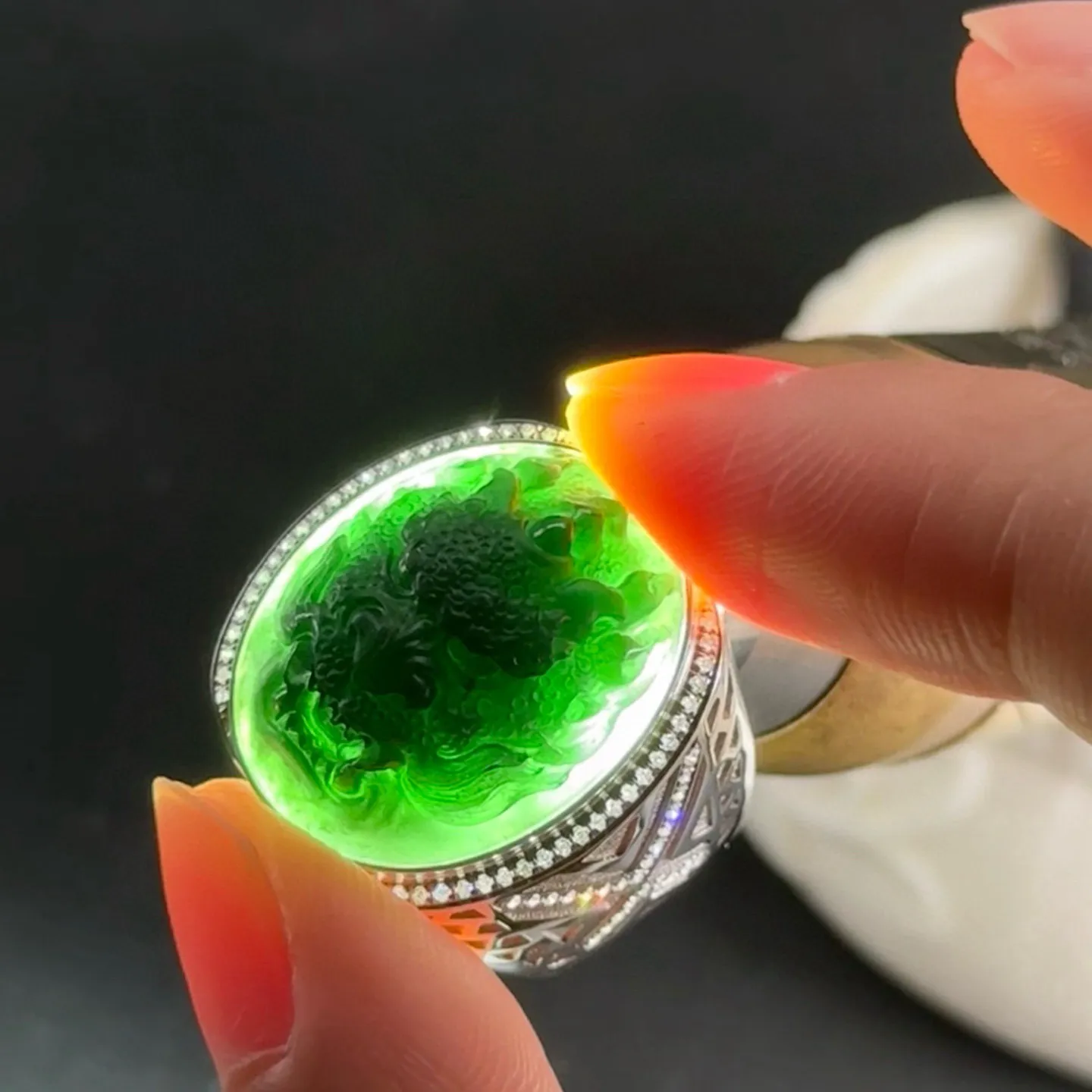 精品墨翠龙头戒面 种好色正 黑度极好 打灯通透 油性十足 尺寸21.5