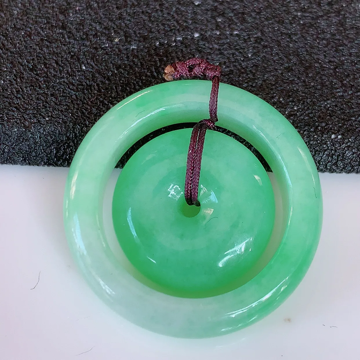 自然光实拍，冰润满绿翡翠平安母子扣吊坠，翠色灵动，佩戴效果时尚出众，尽显气质，玉质细腻，美感十足。#57.28