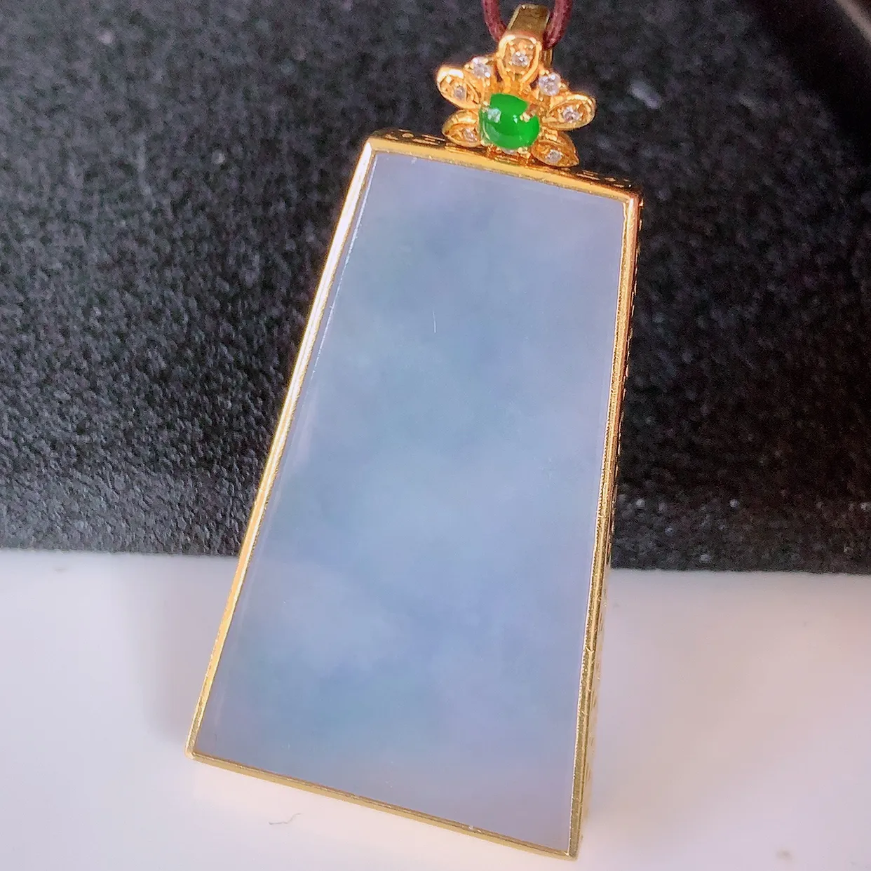 自然光实拍，18K金镶嵌冰紫罗兰翡翠平安无事牌吊坠，平平安安，无事牌翠色灵动，佩戴平安时尚！#00.28整体40*20.5*5.2裸石32*19.5