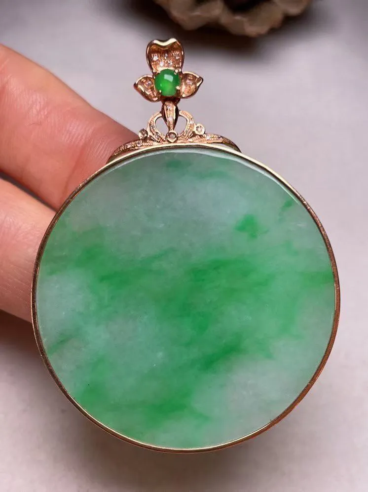 冰糯种辣色平安扣吊坠、真金真钻镶嵌，种水好，玉质细腻 .裸石尺寸 38.2*