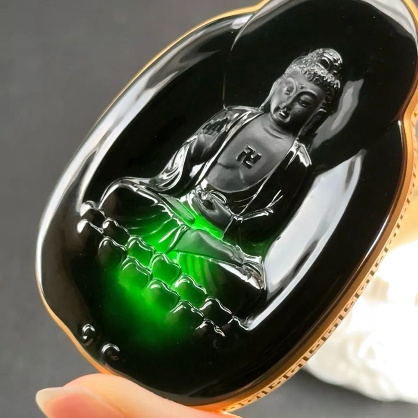 精品18k墨翠大日如来 种好色正 黑度极好 打灯通透 油性十足 尺寸72.4