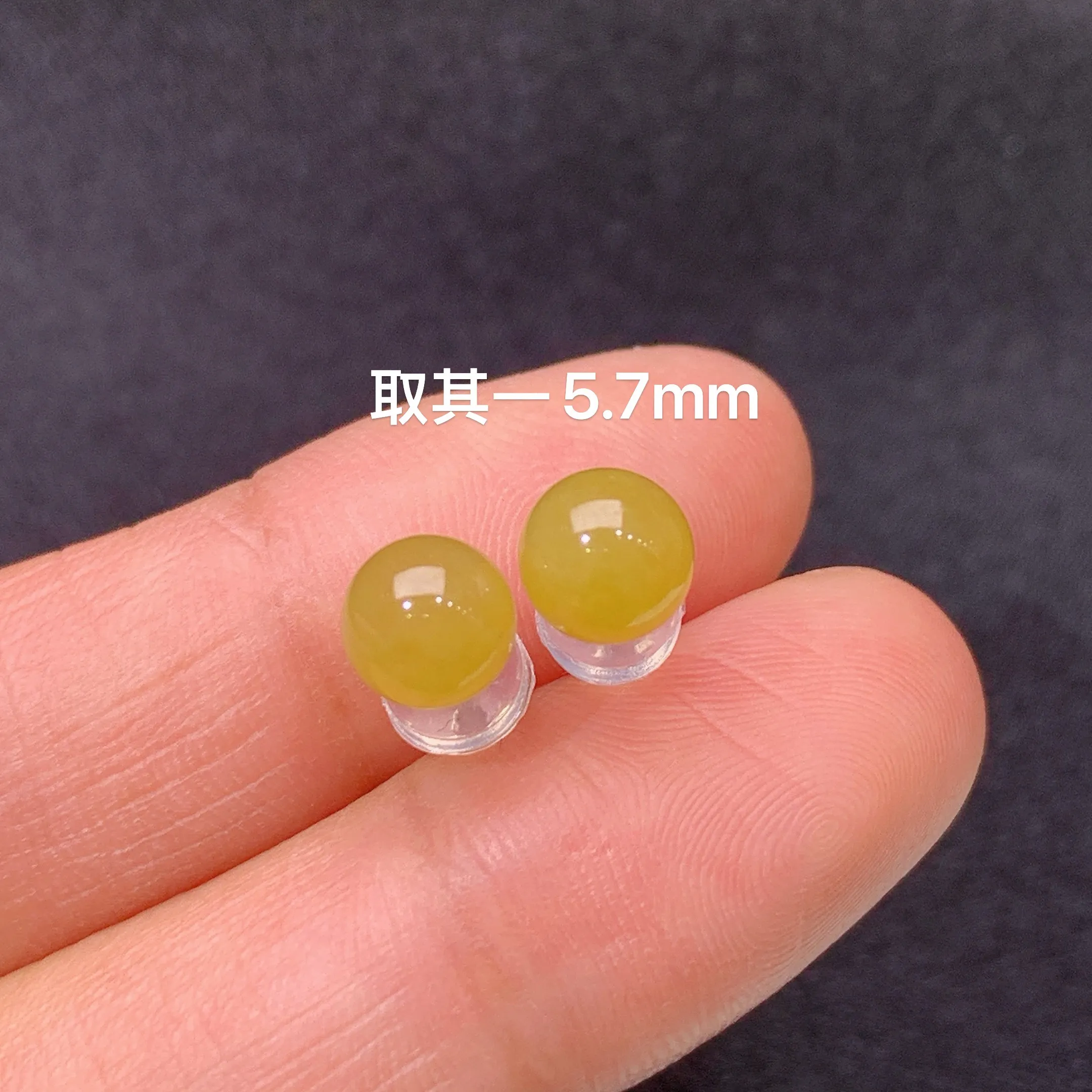 冰黄翡圆珠耳钉，18k金镶嵌，色泽鲜艳，水色超佳，整体尺寸5.7