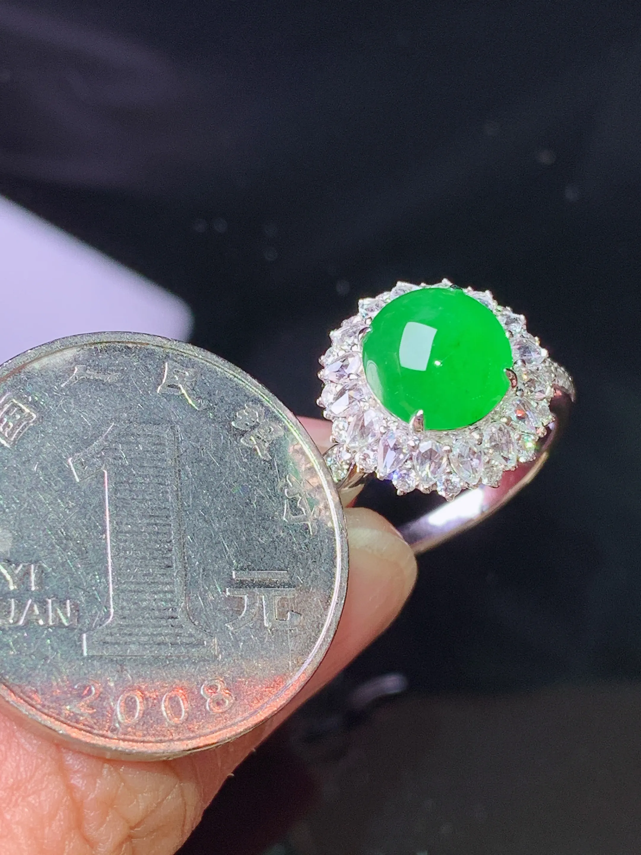 18k金钻镶嵌满绿蛋面戒指 玉质细腻 色泽清新艳丽 圈口14 整体尺寸14.3*10