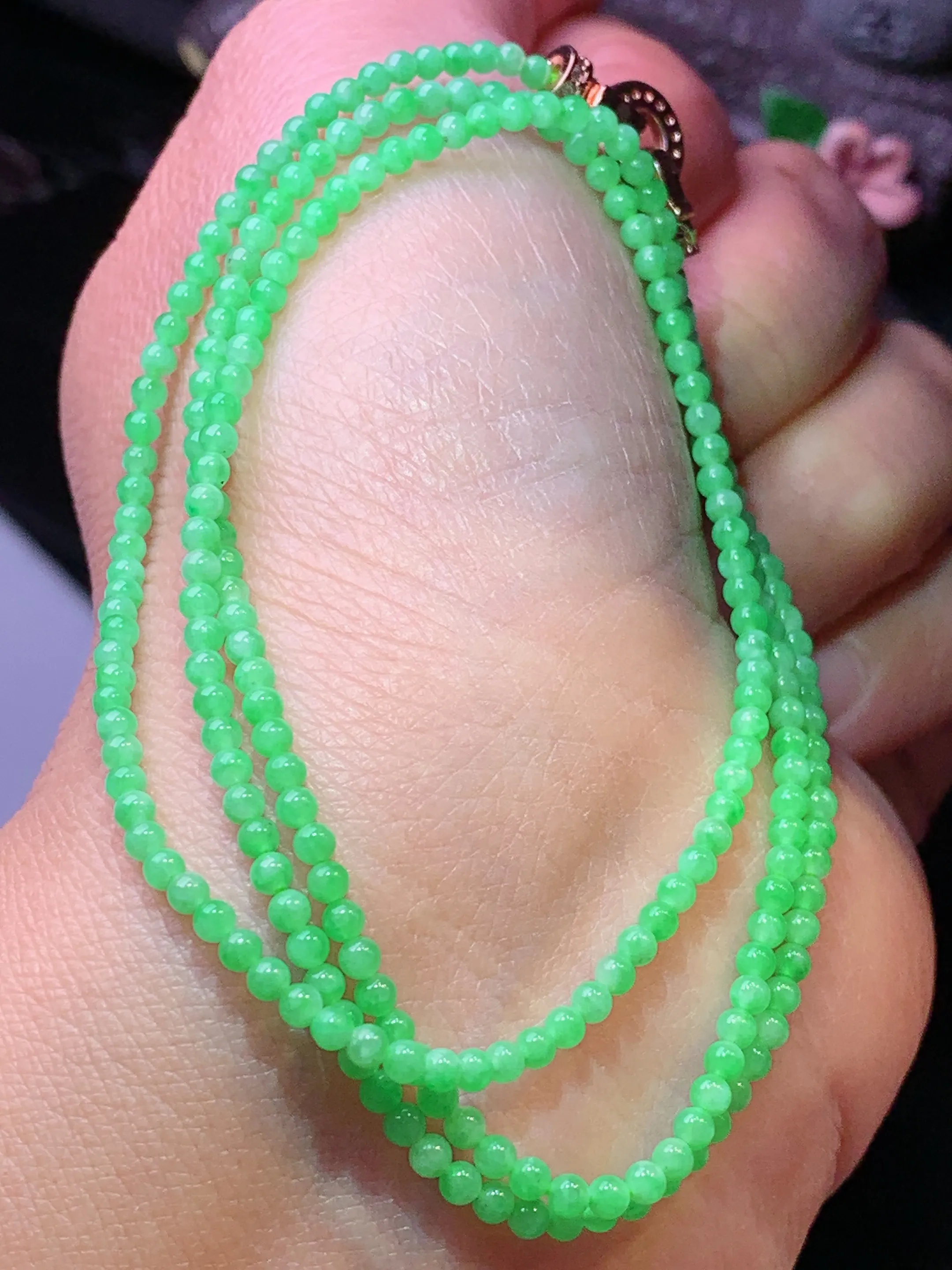翠绿小米珠项链 玉质细腻 色泽清新艳丽 整体尺寸2.2