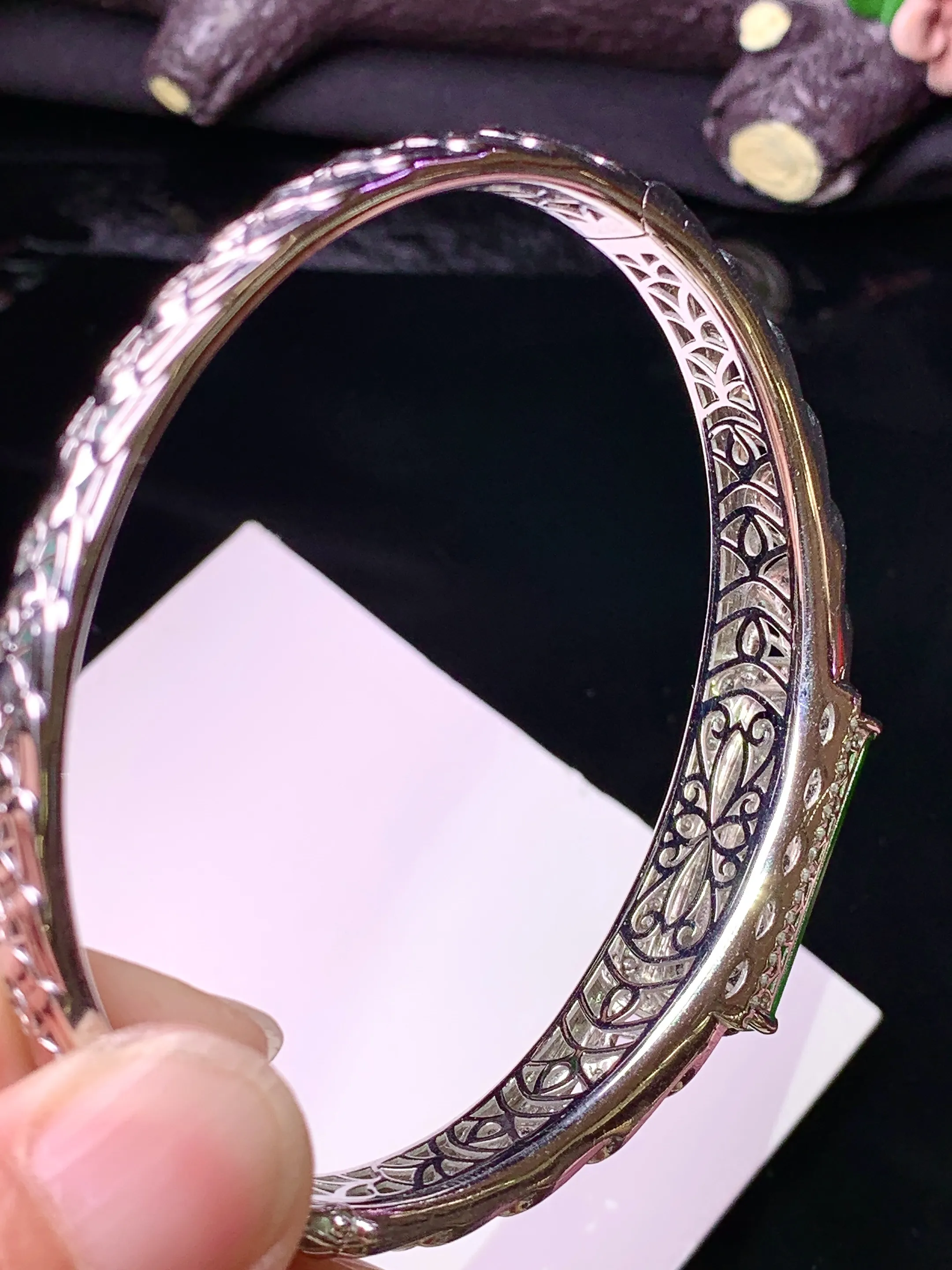 18k金钻镶嵌翠绿无事牌手镯 玉质细腻 色泽清新艳丽 圈口56 裸石尺寸9.3*21.8*2.5