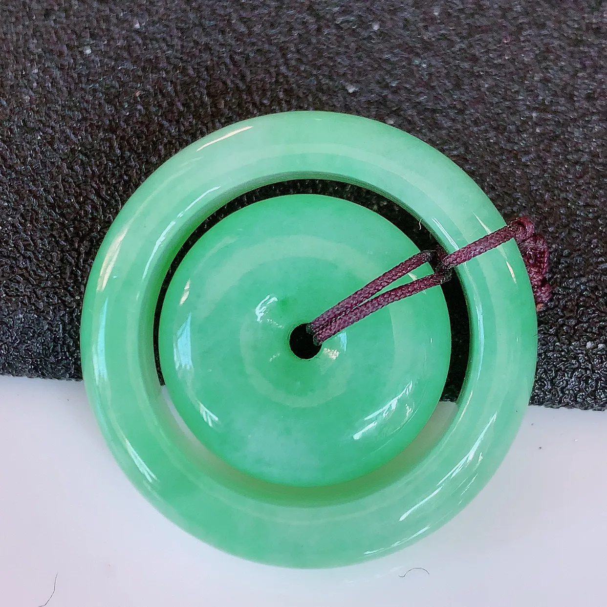 自然光实拍，冰润满绿翡翠平安母子扣吊坠，翠色灵动，佩戴效果时尚出众，尽显气质，玉质细腻，美感十足。#57.28