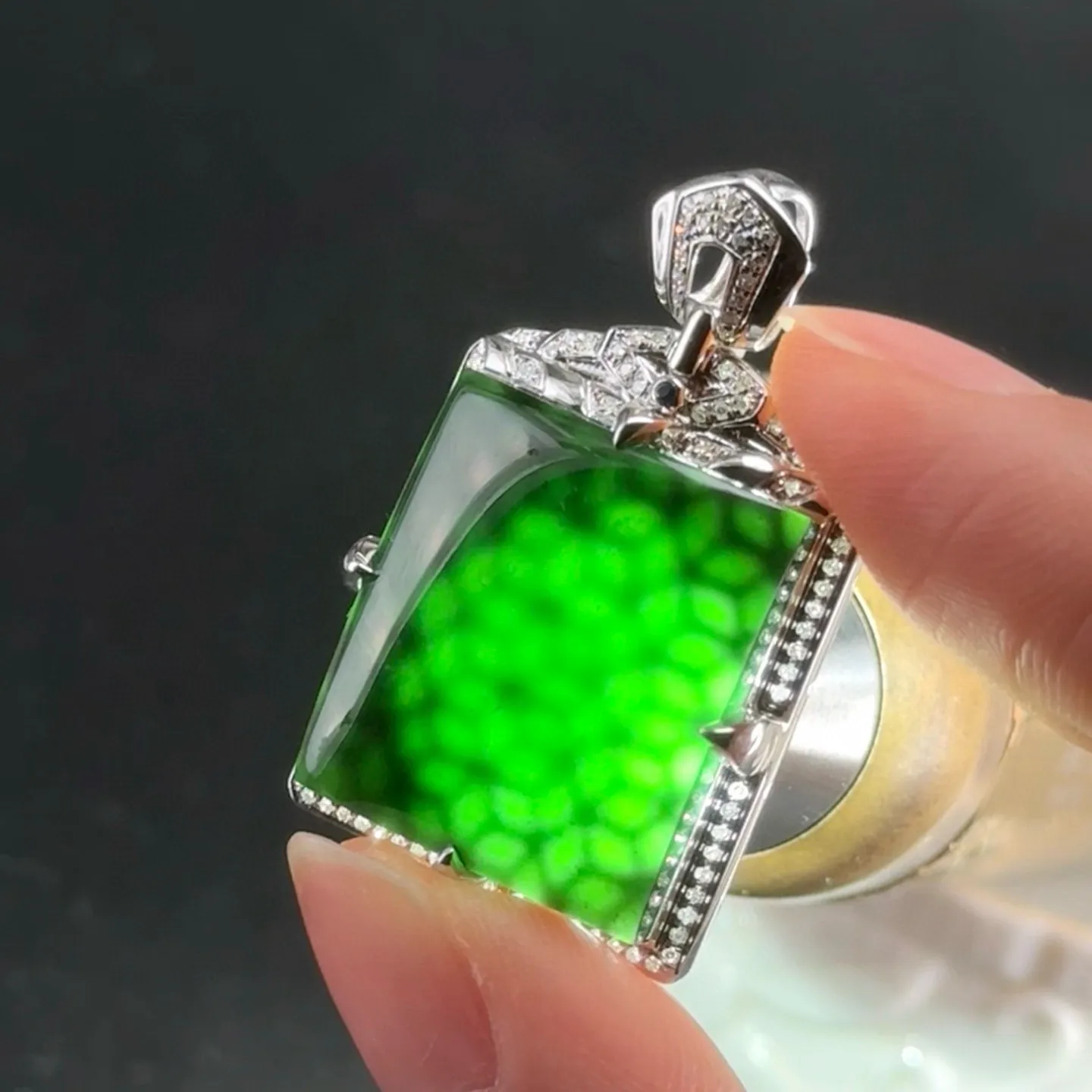 精品18k墨翠无事牌 种好色正 黑度极好 打灯通透 油性十足 尺寸34.8