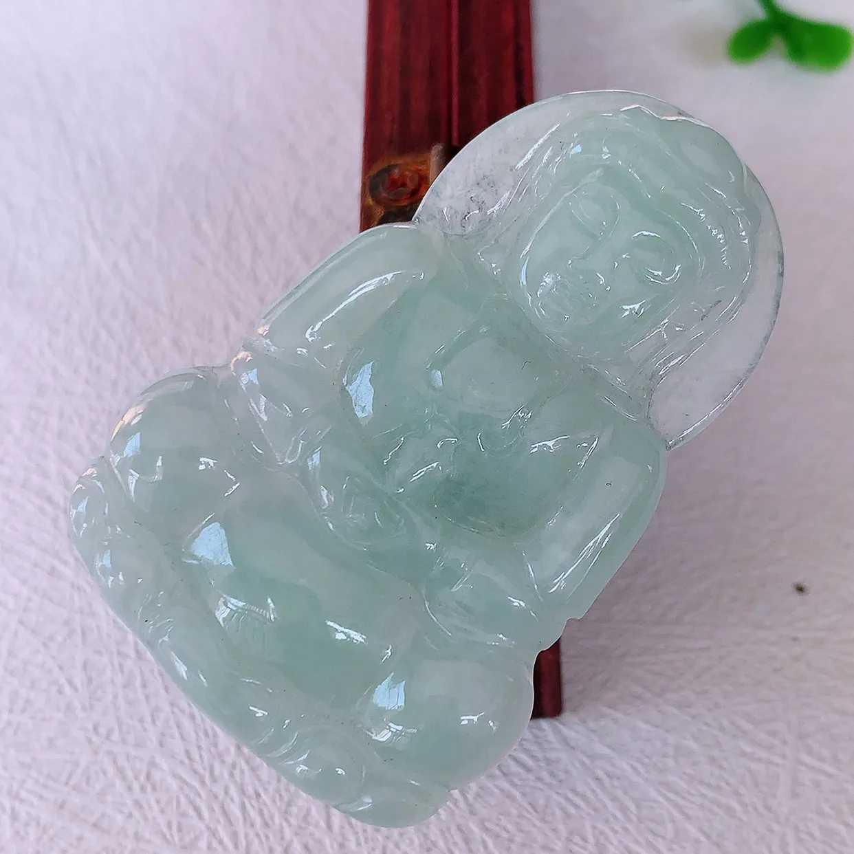 自然光实拍，冰胶淡绿翡翠观音菩萨吊坠，净瓶观音，冰透亮泽，美观亮丽，观音面相端庄#57.28