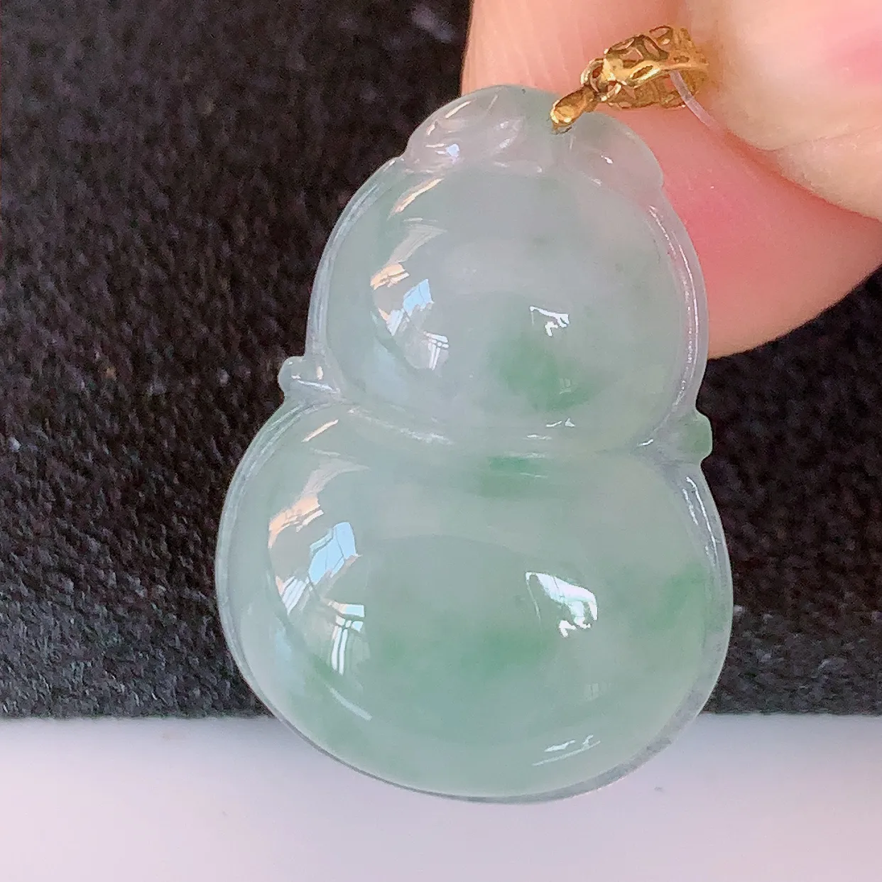 18K金镶嵌冰种飘花翡翠葫芦吊坠，葫芦寓意福禄双全，财源滚滚，品佳品，佩戴效果优雅迷人！#49.28