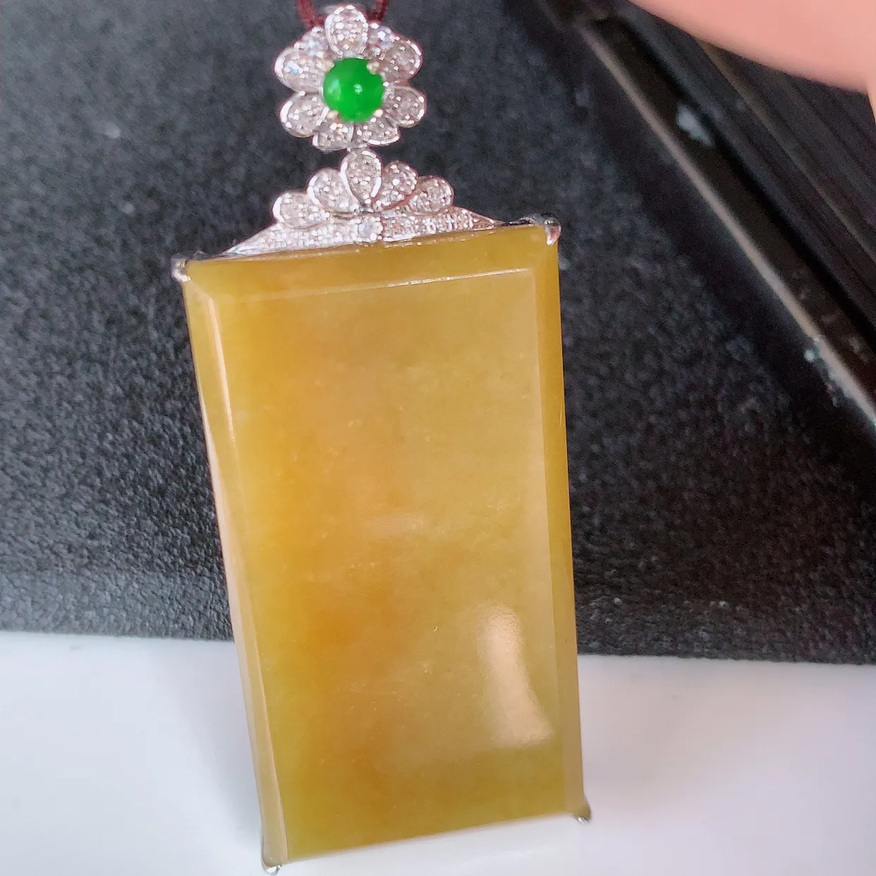 自然光实拍，18K金镶嵌黄翡翡翠平安无事牌吊坠，平平安安，无事牌翠色灵动，佩戴平安时尚！#00.28整体50.5*20.8*6.6裸石37.5*20