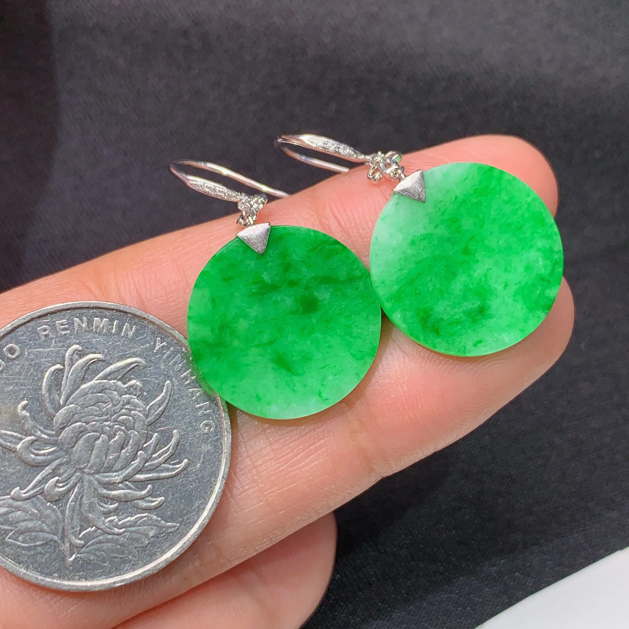 冰阳绿圆牌吊坠，18k金镶嵌，简约时尚，冰润色阳，种水足，Xyg整体尺寸17*2