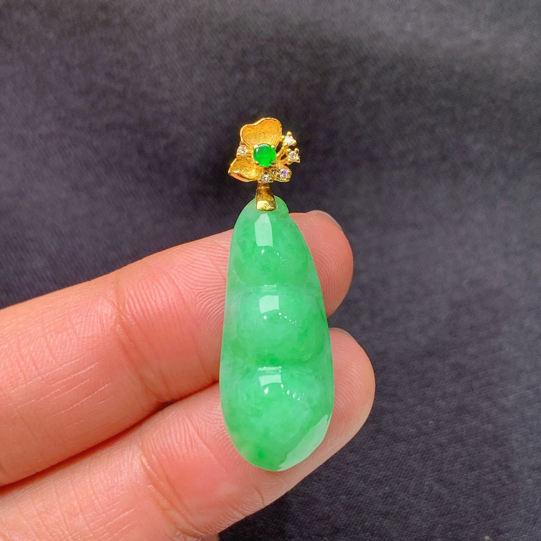 冰阳绿福豆吊坠，18k金镶嵌，款式新颖，冰润色阳，种水足，Be整体尺寸32.7*10.5*6.5