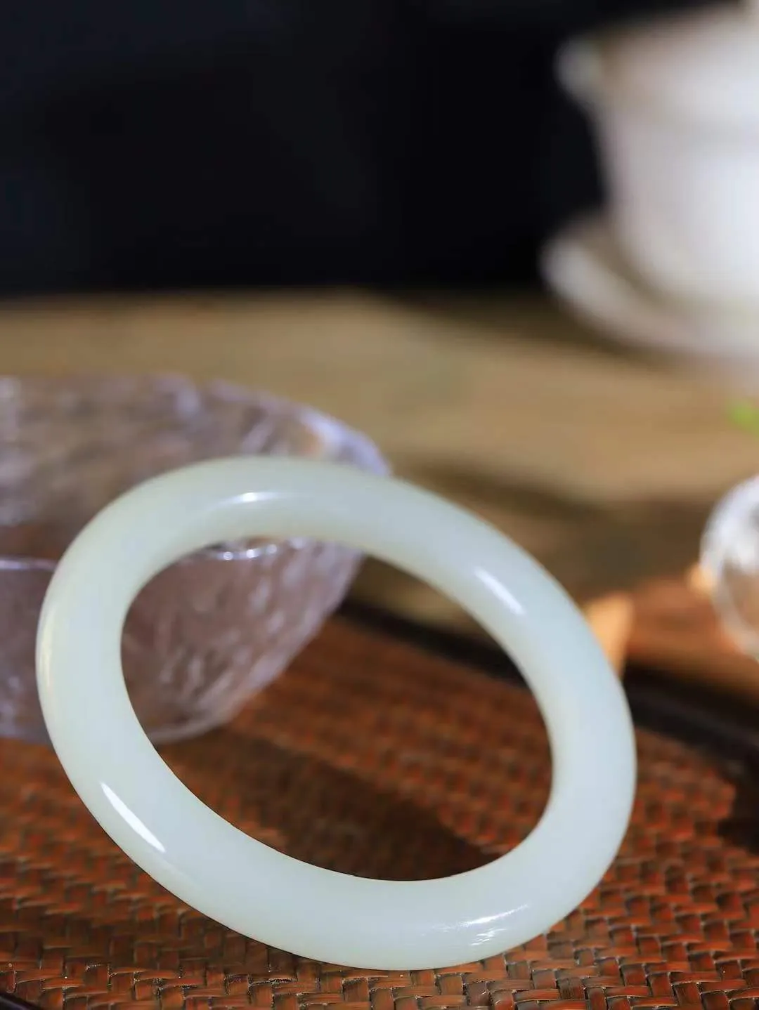 【婉约佳人.手镯】

精品和田玉冰底手镯 玉质温润细腻 油性十足 手感舒适，高华雅逸，线条流畅，简约大气，美自天成，素雅高贵。佩戴于腕间，婉约之美，举手投足间透出那份低调奢华。重65.7克 内径62mm  尺寸10.7-11mm   FDL-111272833