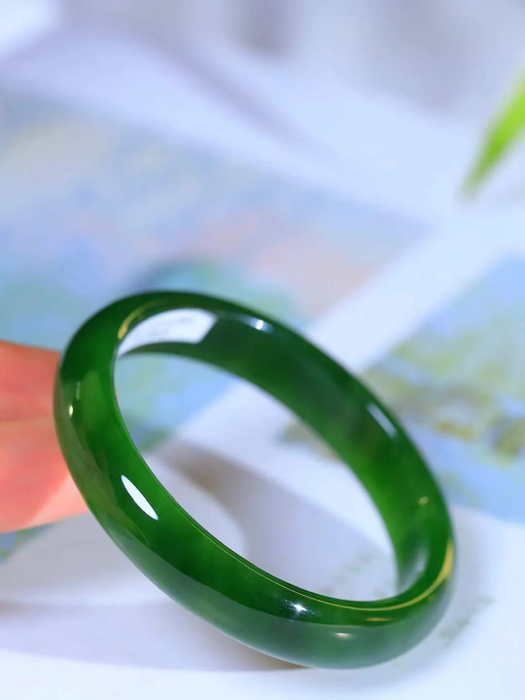 【温润如心.镯】

收藏级臻品️和田玉碧玉手镯，精选上等碧玉料，色泽清透，质地细腻。佩戴它，感受千年玉文化的温润与优雅，愿它为您带来平安与幸福。重38.8克  尺寸54-12-6.8mm  101202811A