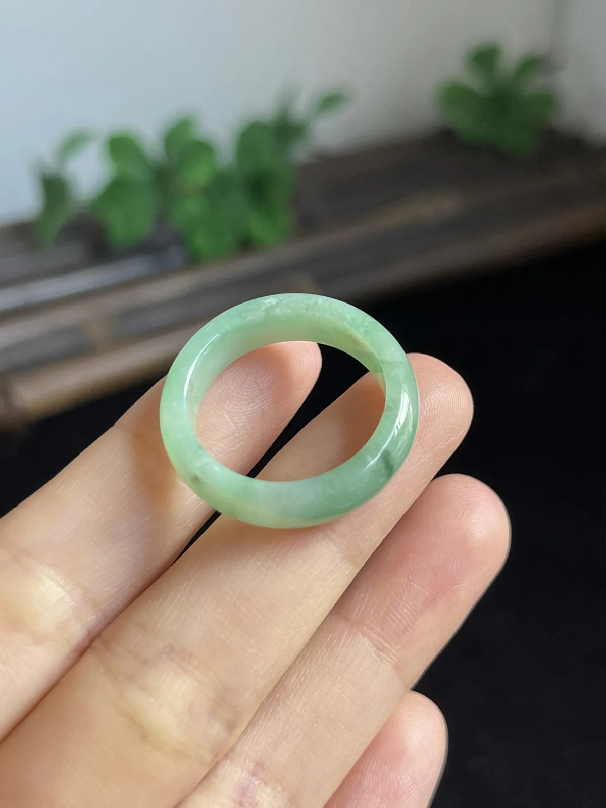 翡翠戒指，种老肉细，通体阳绿，上手漂亮
