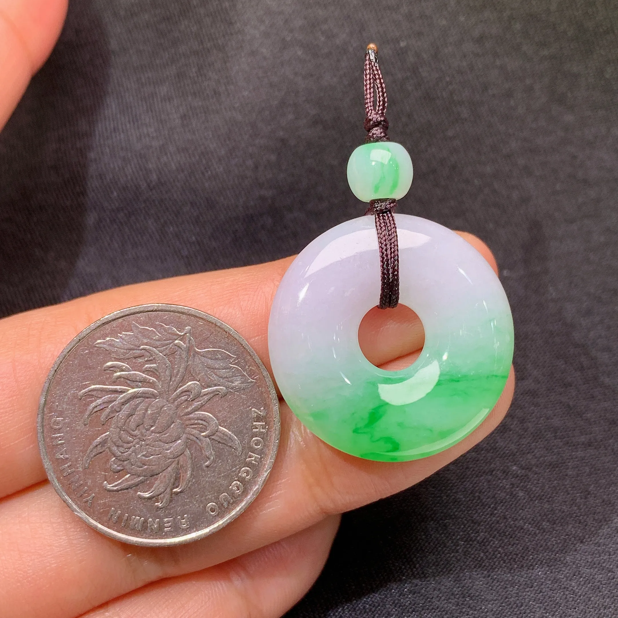 冰飘绿甜甜圈，冰润色阳，玉质细腻，种水足，整体尺寸25*5.8