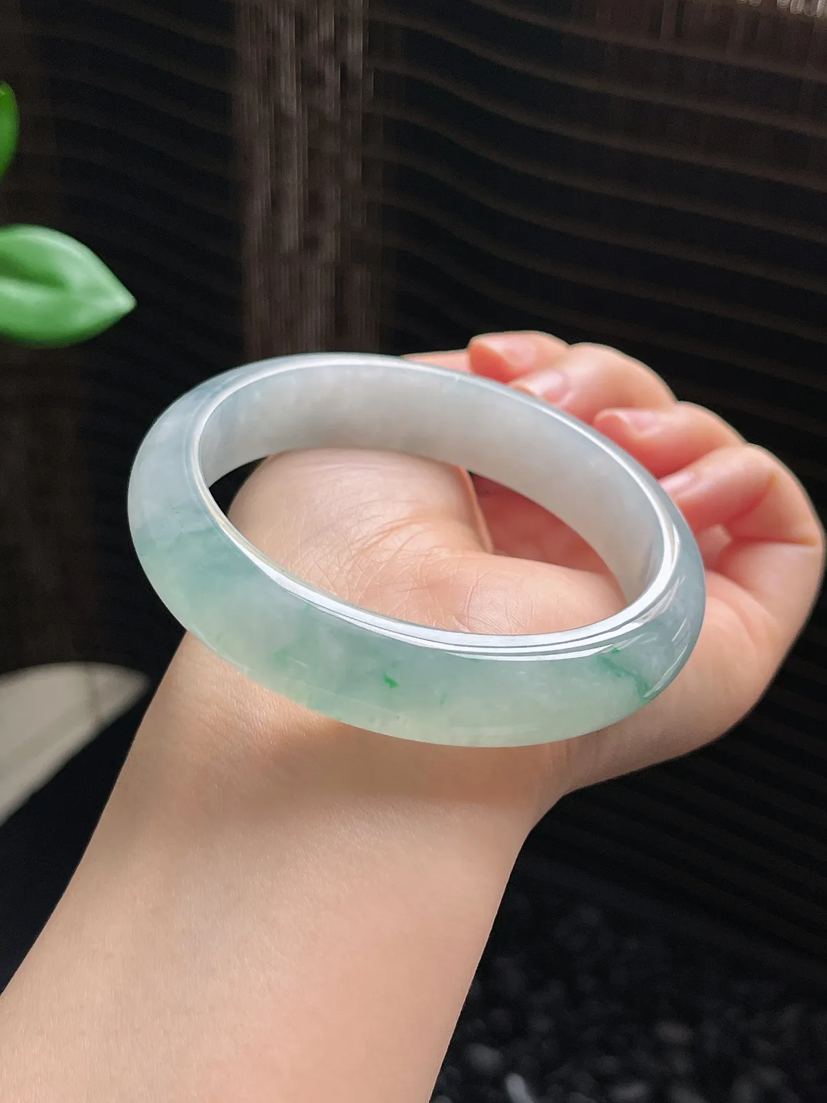 正圈59圈口，翡翠冰糯种飘绿手镯