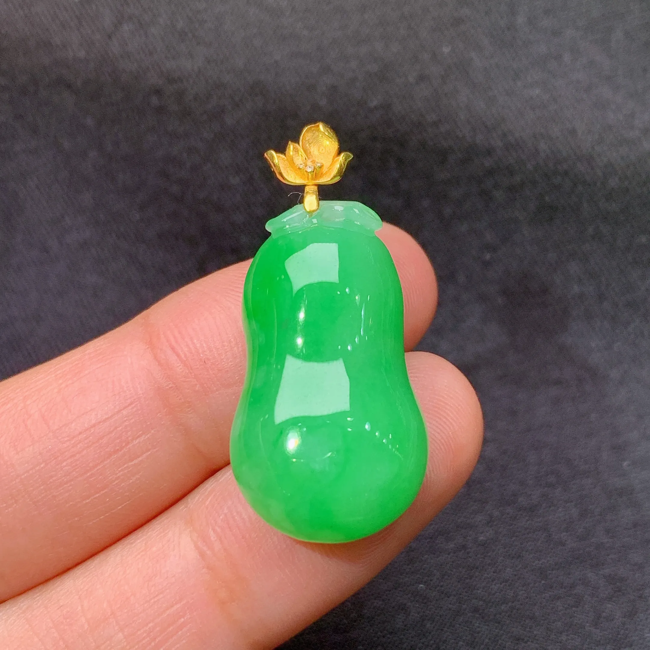 冰果绿葫芦吊坠，18k金镶嵌，冰润色阳，玉质细腻，种水足，Xm整体尺寸31.3*14.2*8