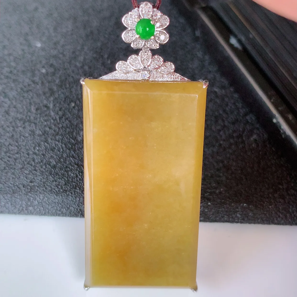 自然光实拍，18K金镶嵌黄翡翡翠平安无事牌吊坠，平平安安，无事牌翠色灵动，佩戴平安时尚！#00.28整体50.5*20.8*6.6裸石37.5*20