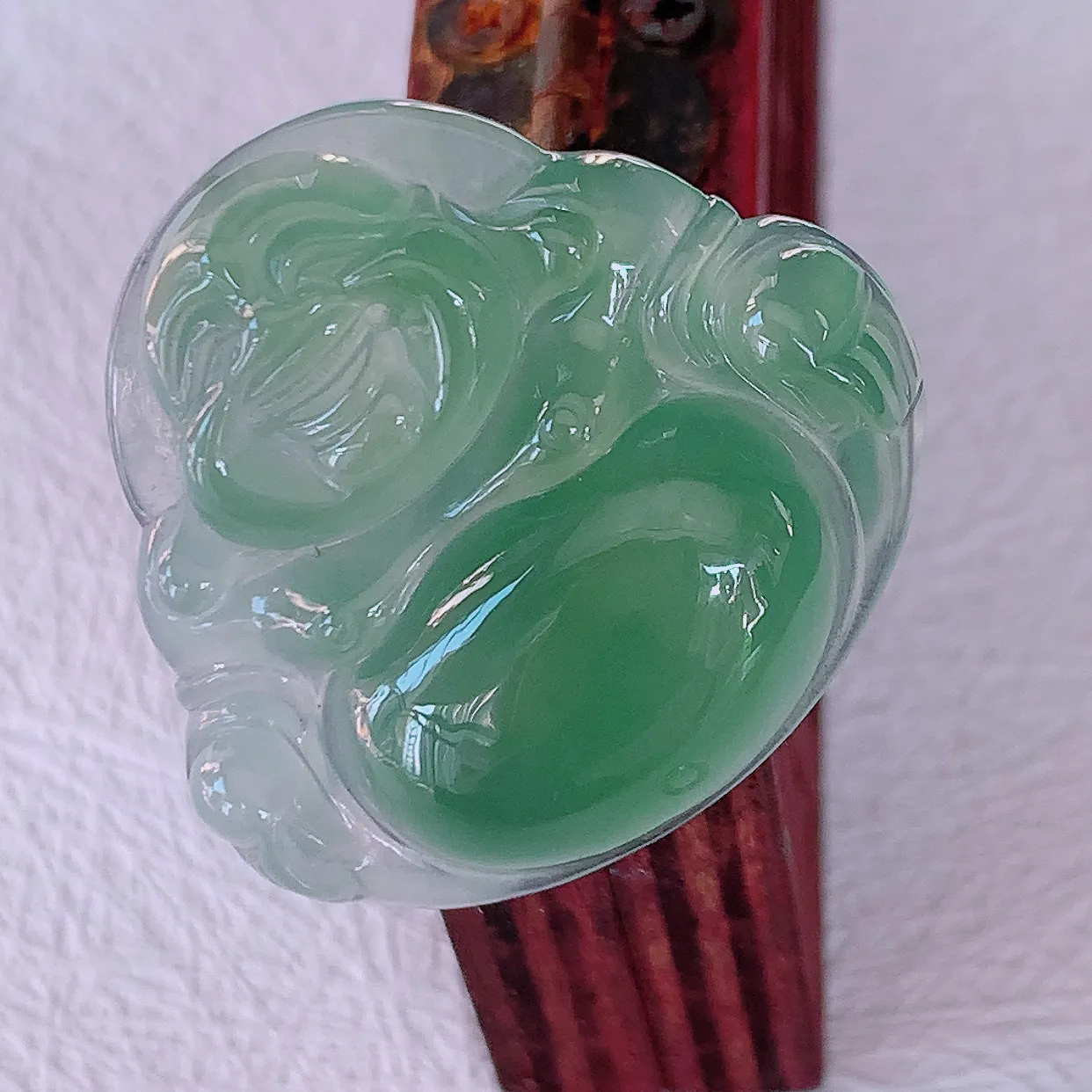 自然光实拍，冰种满绿翡翠佛公吊坠，水灵起胶，翠色迷人，佛公在心中，一生平安，饱满圆润，开怀大笑佛公，配戴灵气十足！#57.28