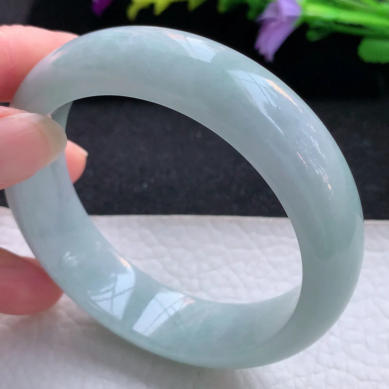 js实拍57*17.8*8轮胎镯 天然翡翠A货手镯水润浅绿底宽边正圈玉镯子