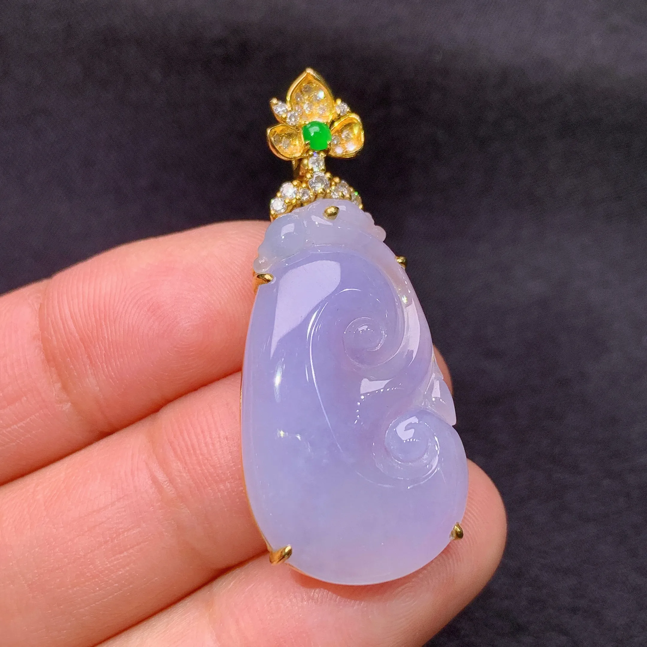 冰紫罗兰如意吊坠，18k金镶嵌，温润细腻，颜色鲜艳，整体尺寸Xu 38.8*16.6*6.7