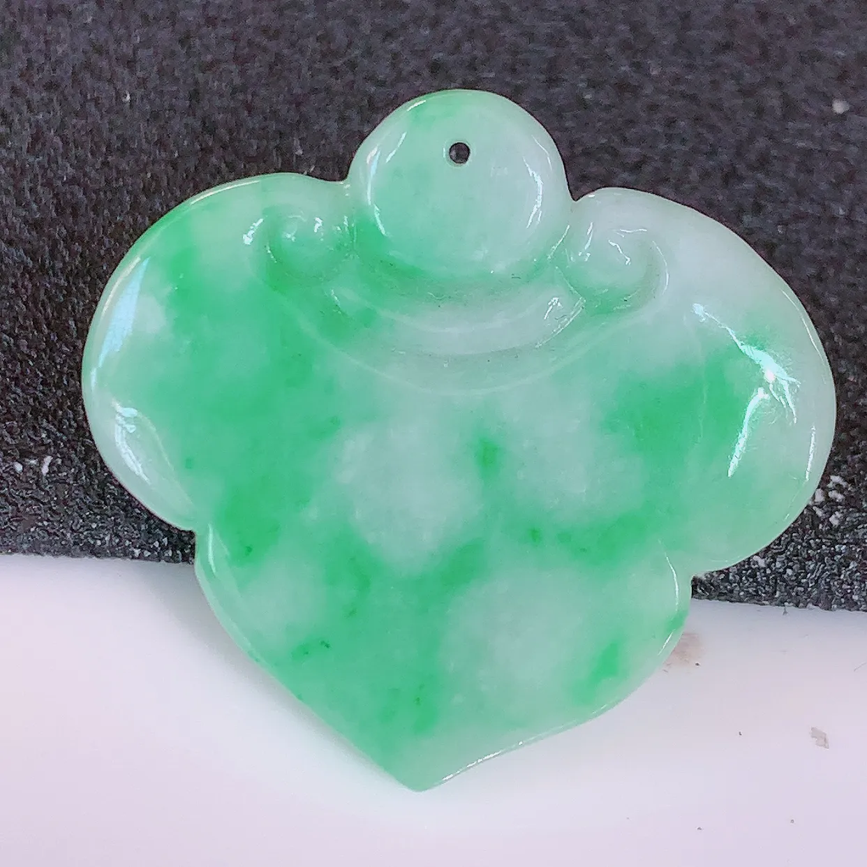 自然光实拍，冰润飘绿翡翠如意吊坠，翠色灵动，佩戴效果时尚出众，尽显气质，玉质细腻，美感十足。#57.28