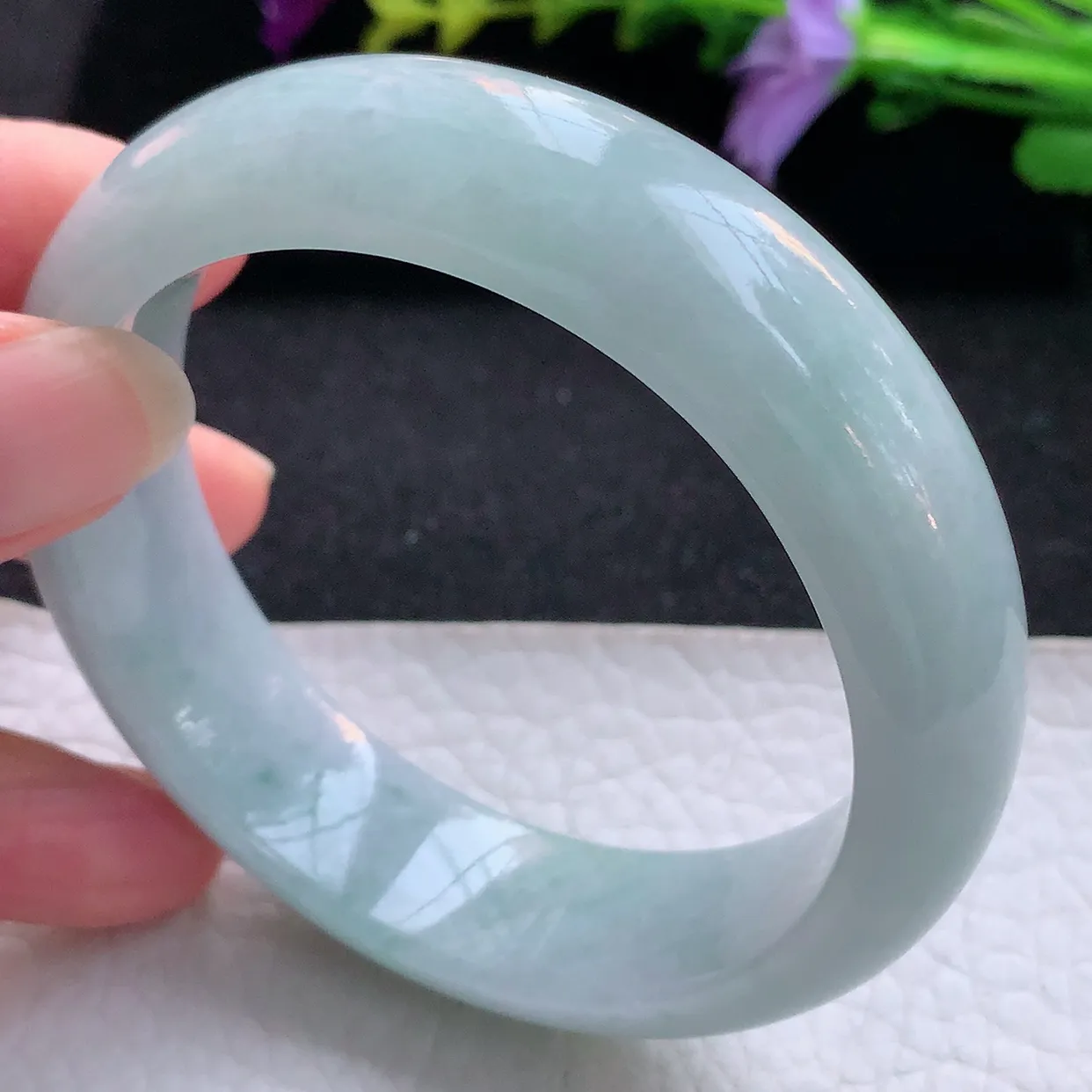 js实拍57*17.8*8轮胎镯 天然翡翠A货手镯水润浅绿底宽边正圈玉镯子