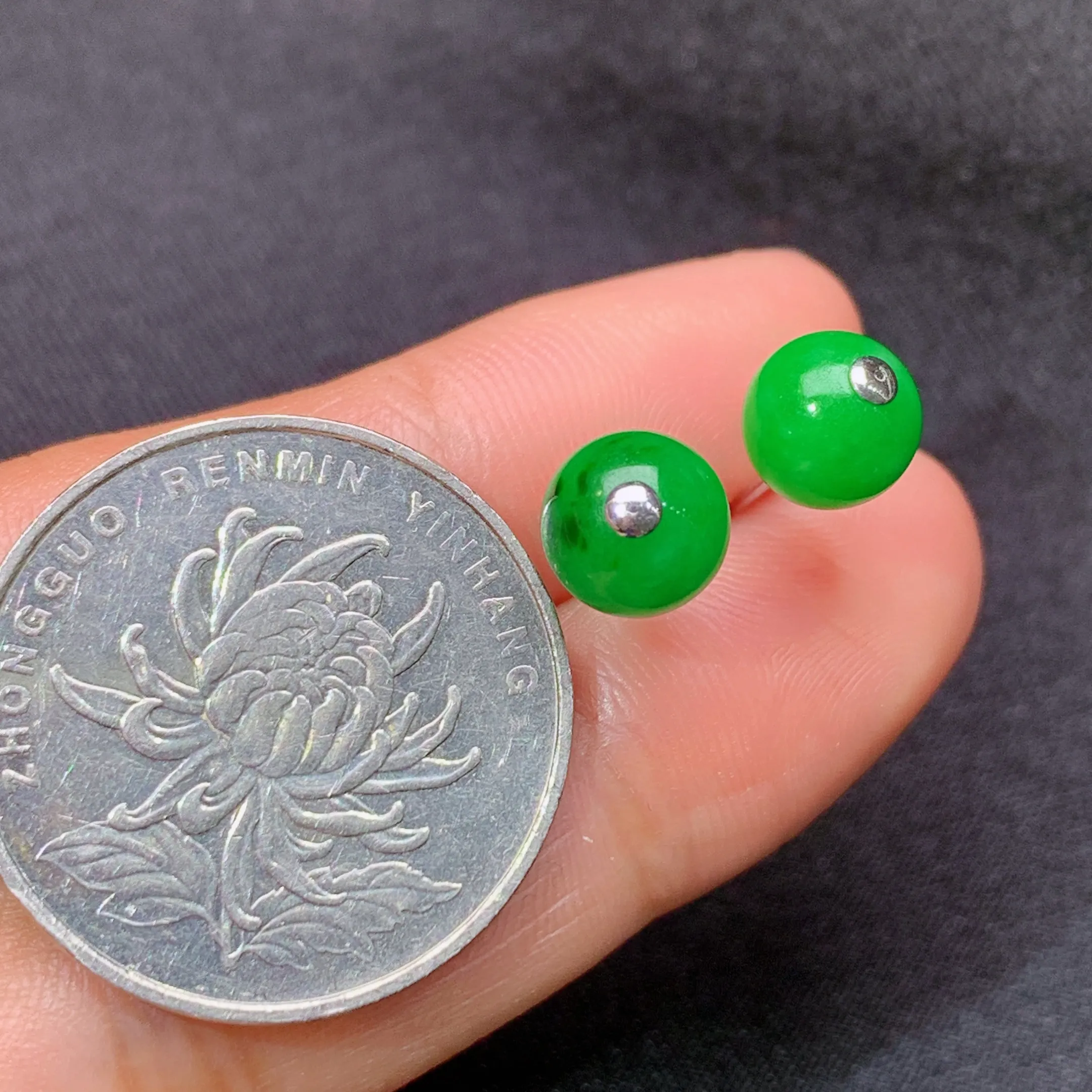冰阳绿圆珠耳钉，18k金镶嵌，款式精美，冰润色阳，种水足，整体尺寸7.3