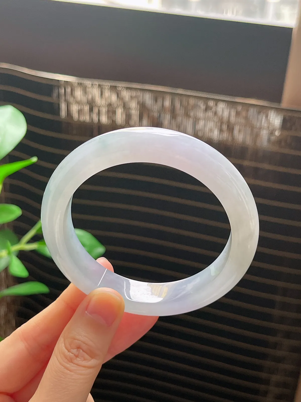 正圈56.8圈口，翡翠冰糯种淡绿色手镯