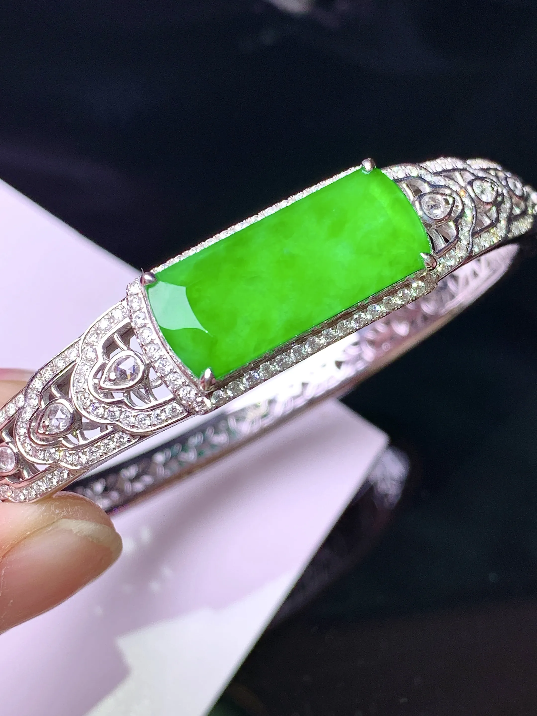 18k金钻镶嵌翠绿无事牌手镯 玉质细腻 色泽清新艳丽 圈口56 裸石尺寸9.3*21.8*2.5